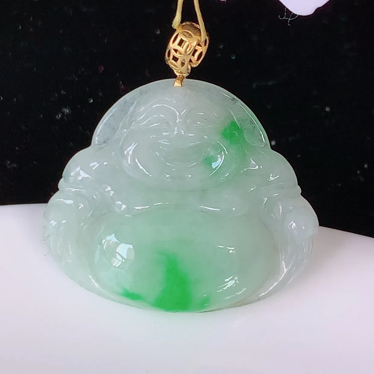 18k金镶嵌冰润飘绿佛公翡翠吊坠，款式新颖时尚，日常百搭的款。清秀高雅，佩戴优雅高贵！#35.28