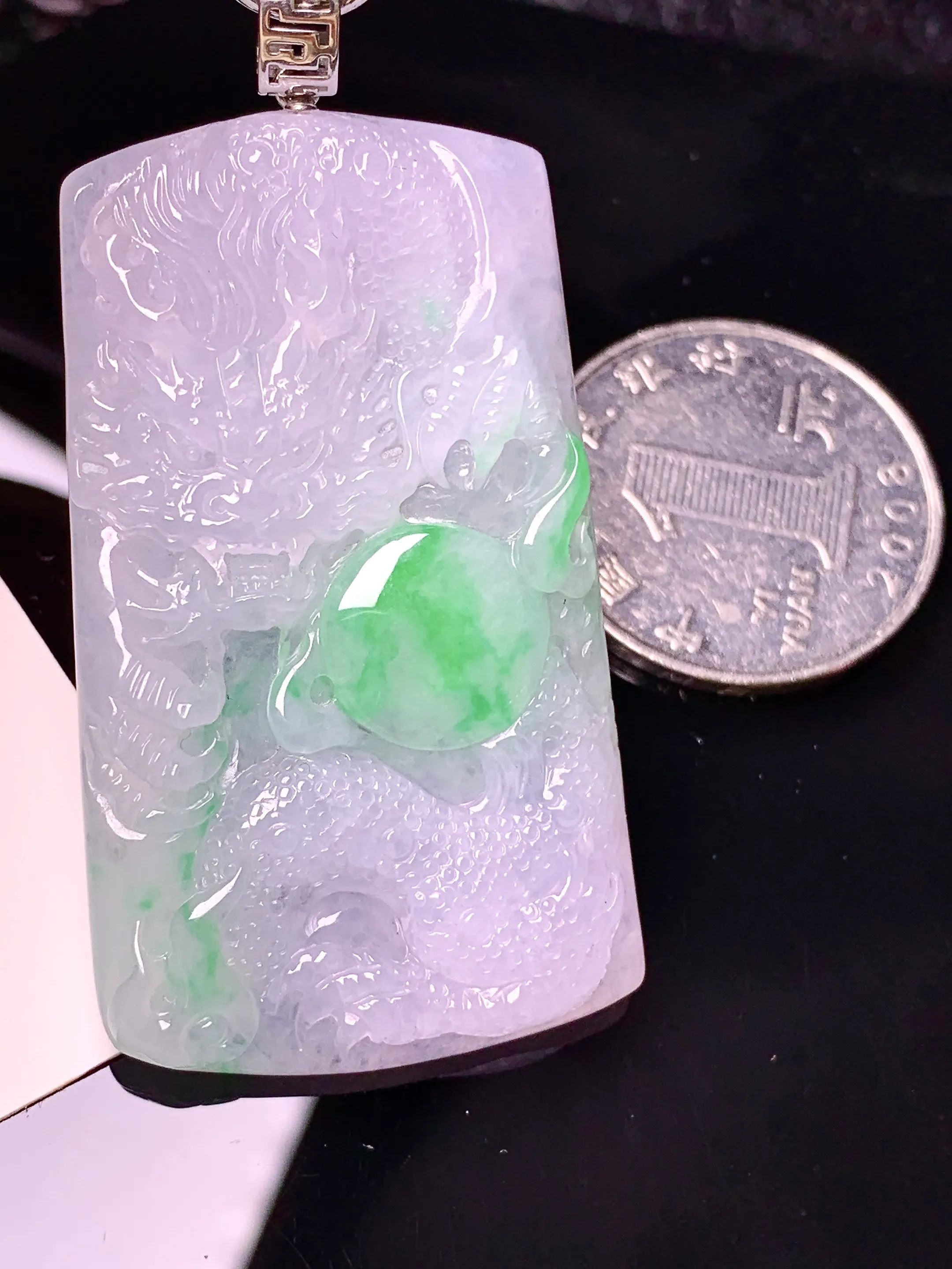 18k金镶嵌飘绿龙牌吊坠 玉质细腻 色泽清新艳丽 整体尺寸49*28.5*5.8