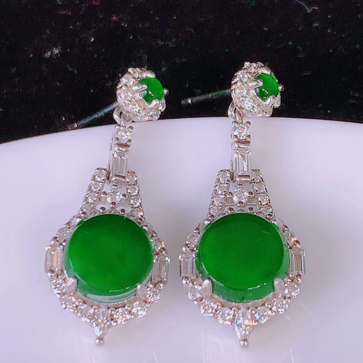 冰透满绿翡翠925银镶嵌耳坠，自然光实拍，翠色灵动，颜色漂亮，种老水足，品相佳，佩戴佳品！#97.28整体27.8*11*6裸石7.5*7.5