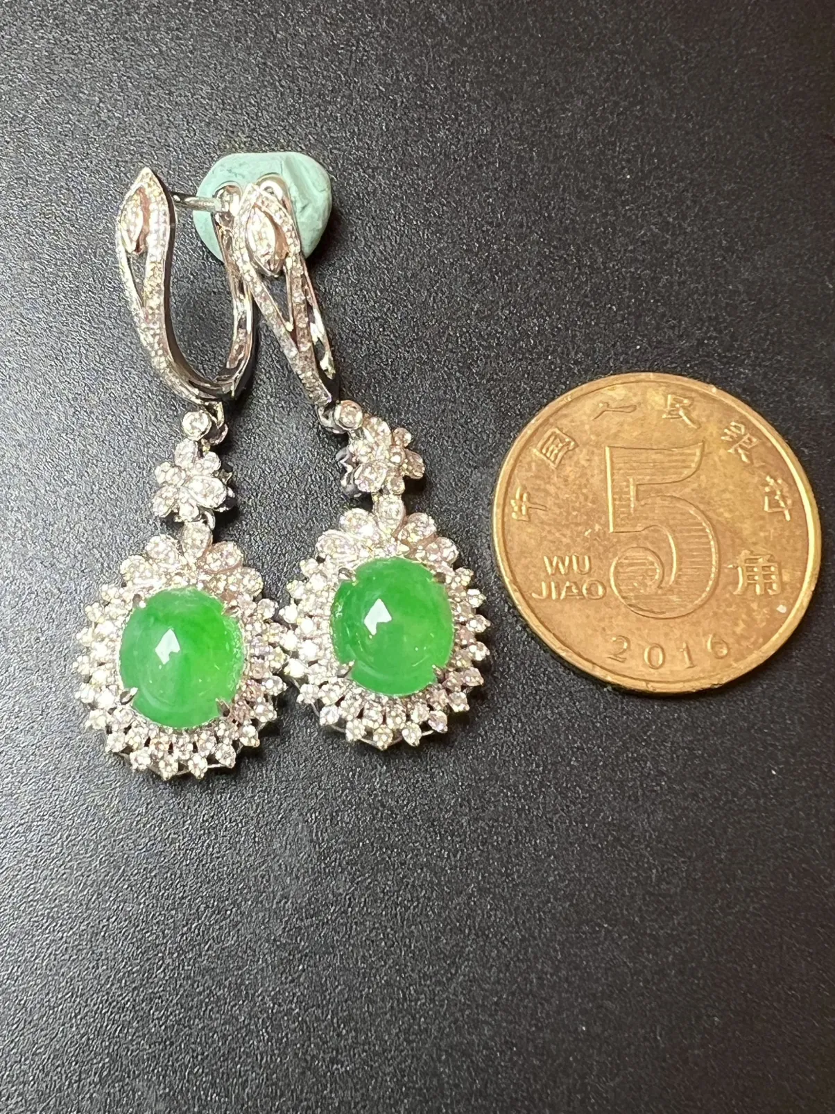 满色蛋面耳坠总长：38 *15.1*12.6*8 祼石尺寸8.2*7.2*4.5