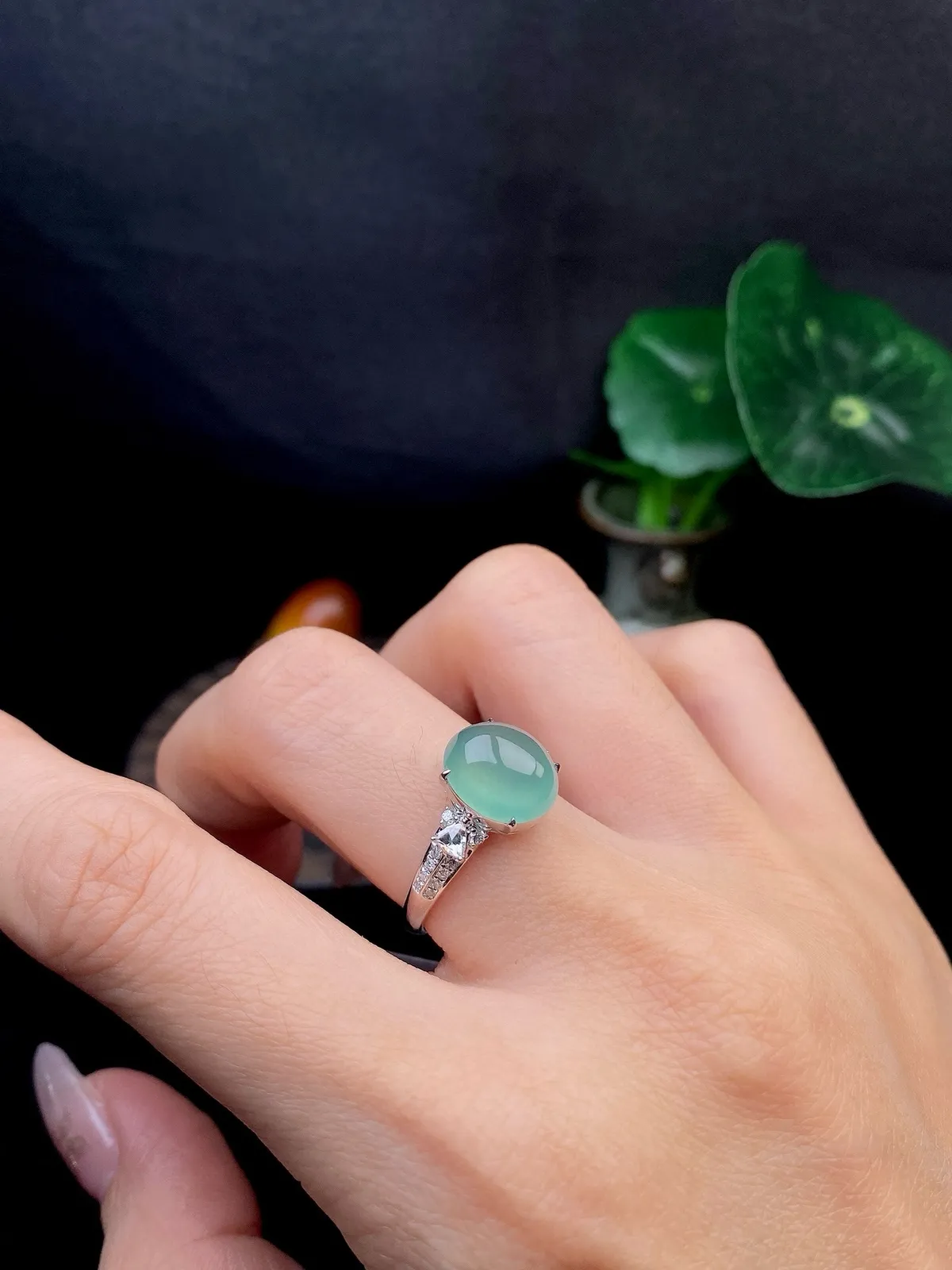 【冰种晴蛋面戒指】质地细腻，饱满度很好，晶莹剔透，18k金钻镶嵌，裸石尺寸10.3*9.2*4.6毫米