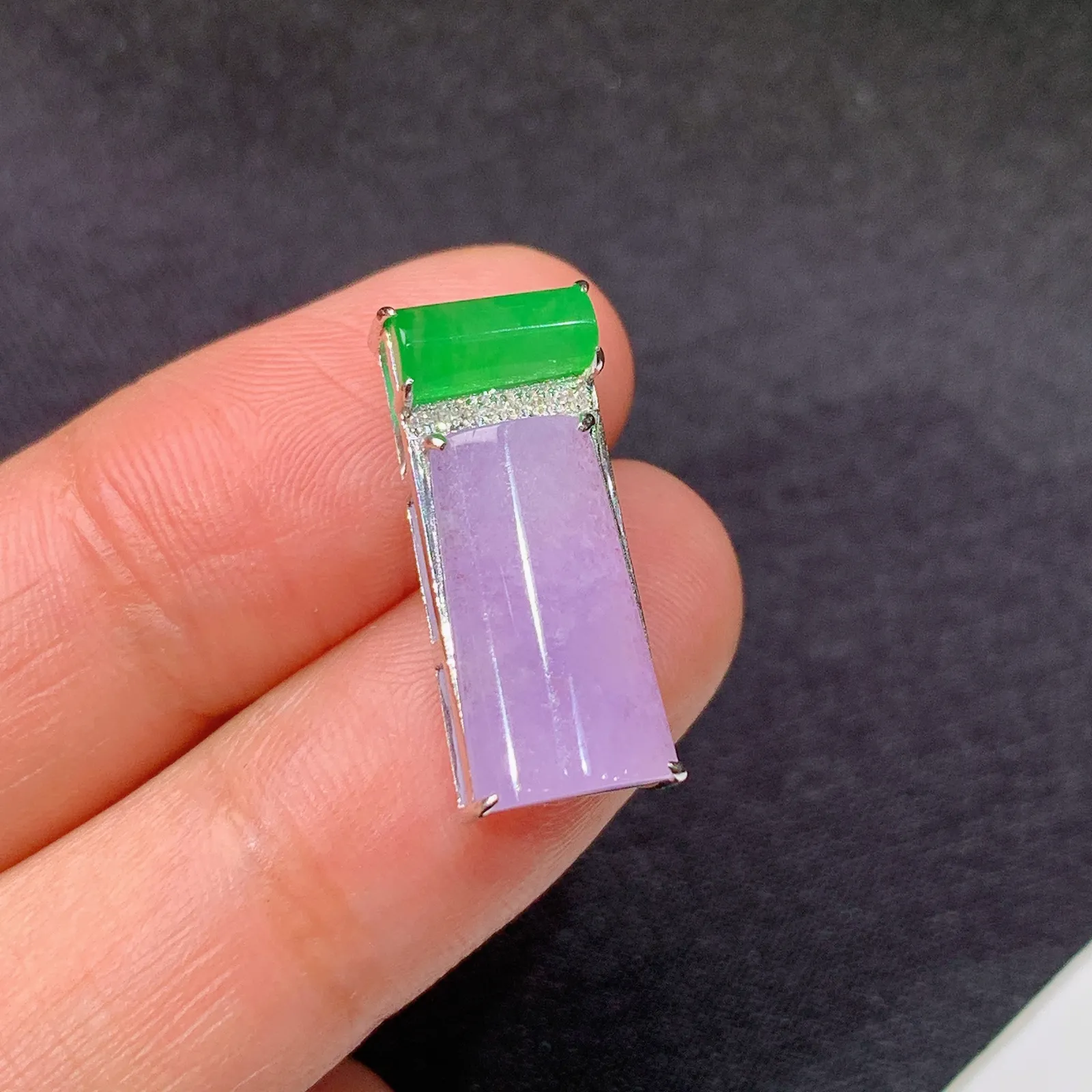 冰紫罗兰无事牌吊坠，18k金镶嵌，温润细腻，颜色鲜艳，Xu 尺寸20.3*8.6*6.2