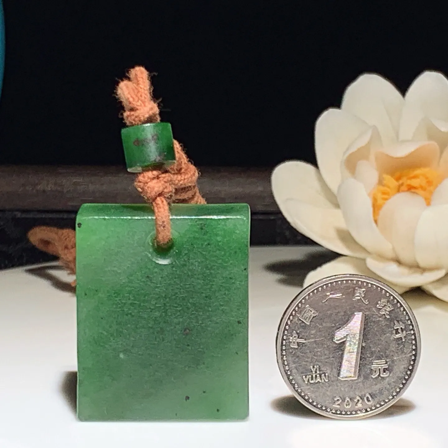 和田玉阳绿红皮料俄罗斯碧玉四方平安无事牌挂件。尺寸32/27/13重32克，玉质细腻油润 底色纯净 脂粉好，品质好！lt251227