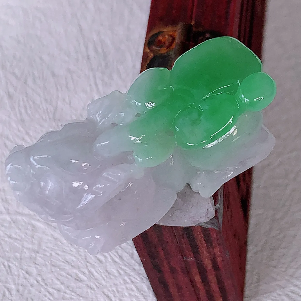 自然光实拍，冰润飘绿招财貔貅翡翠吊坠，民间有“一摸貔貅运程旺盛，再摸貔貅财运滚滚，三摸貔貅平步青云 ”的美好祝愿。#81.28