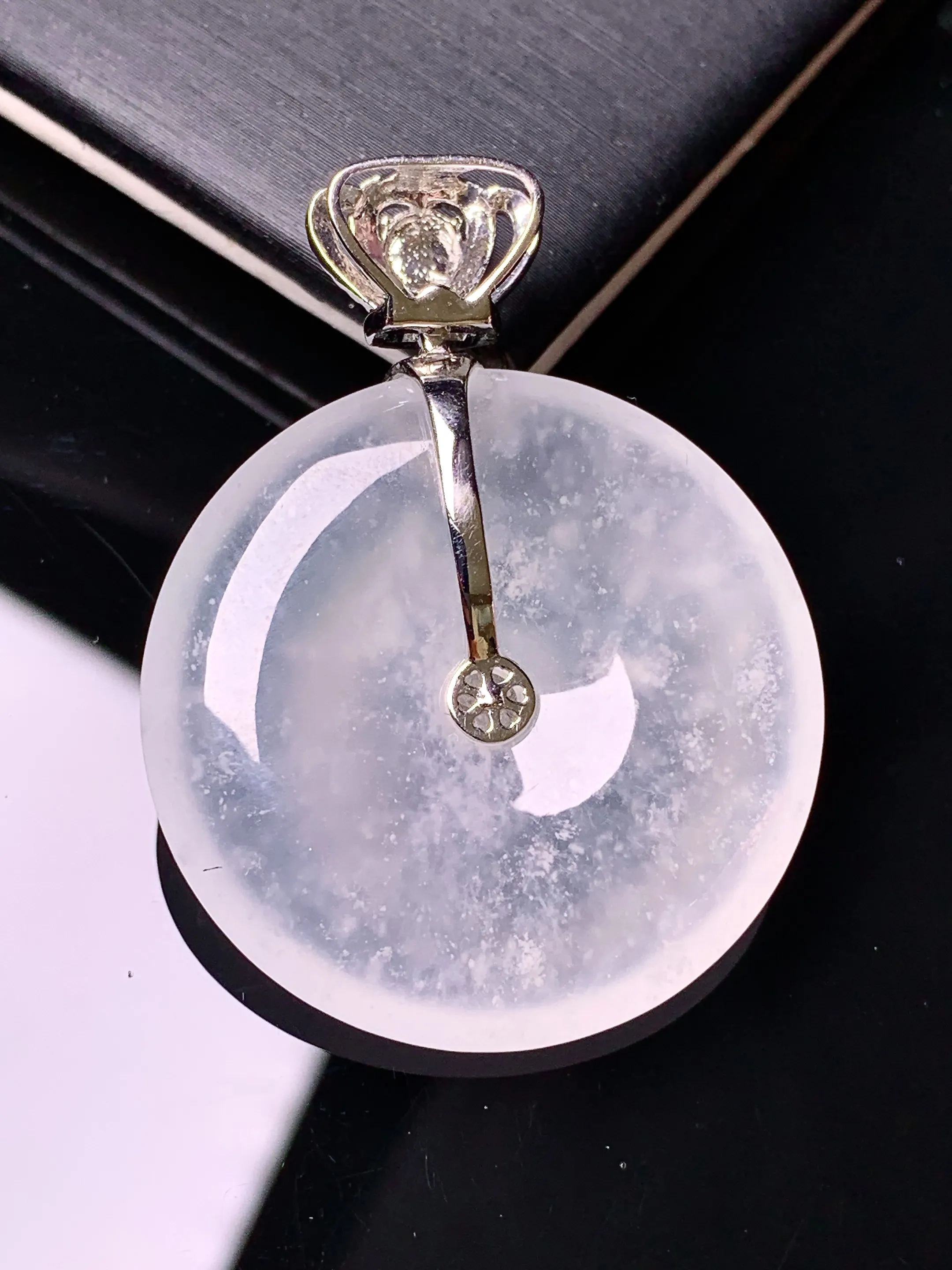 18k金钻镶嵌冰种平安扣吊坠 玉质细腻 色泽清新艳丽 整体尺寸41*30.3*6.3