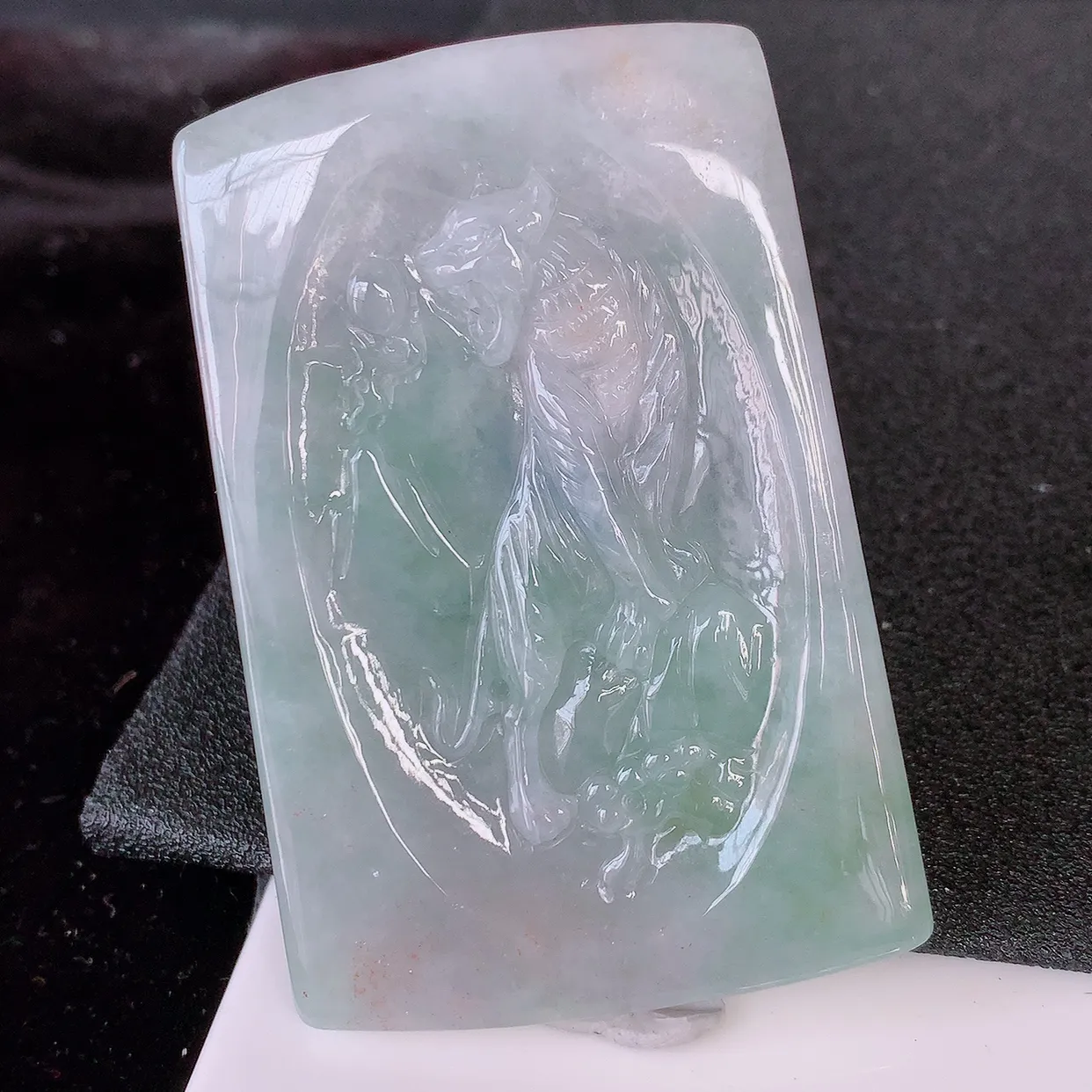 自然光实拍，水润飘绿翡翠生肖虎虎生威虎牌吊坠，翠色灵动，玉质细腻，颜色漂亮，品相佳，佩戴佳品！#60.28