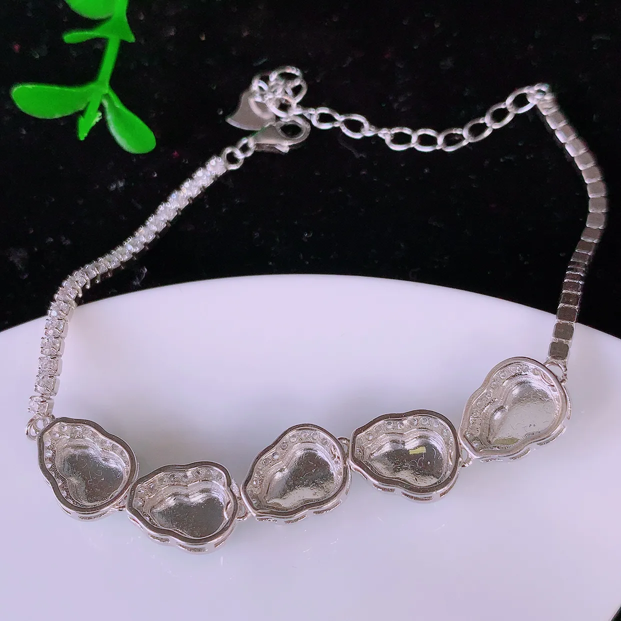 冰透满绿翡翠925银镶嵌吊坠，自然光实拍，翠色灵动，颜色漂亮，种老水足，品相佳，佩戴佳品！#97.28葫芦取一整体10.5-8.5-5.6裸石8*6