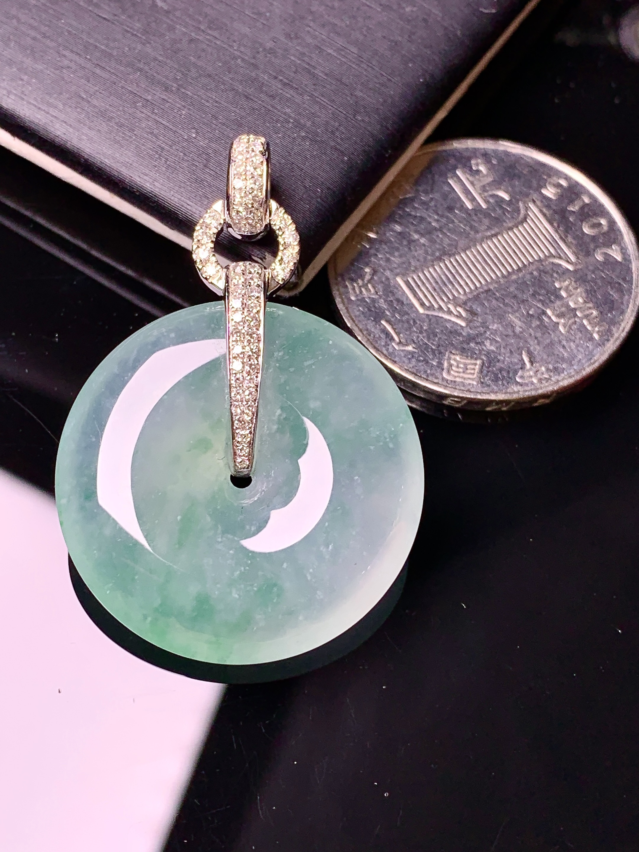 18k金钻镶嵌冰种飘绿平安扣吊坠 玉质细腻 色泽清新艳丽 整体尺寸37.8*25.5*6