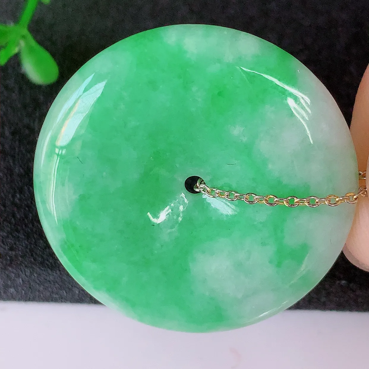 自然光实拍，水润飘绿翡翠平安扣吊坠，品相佳，美感十足，寓意平平安安，平安扣佩戴精美时尚！#39.28