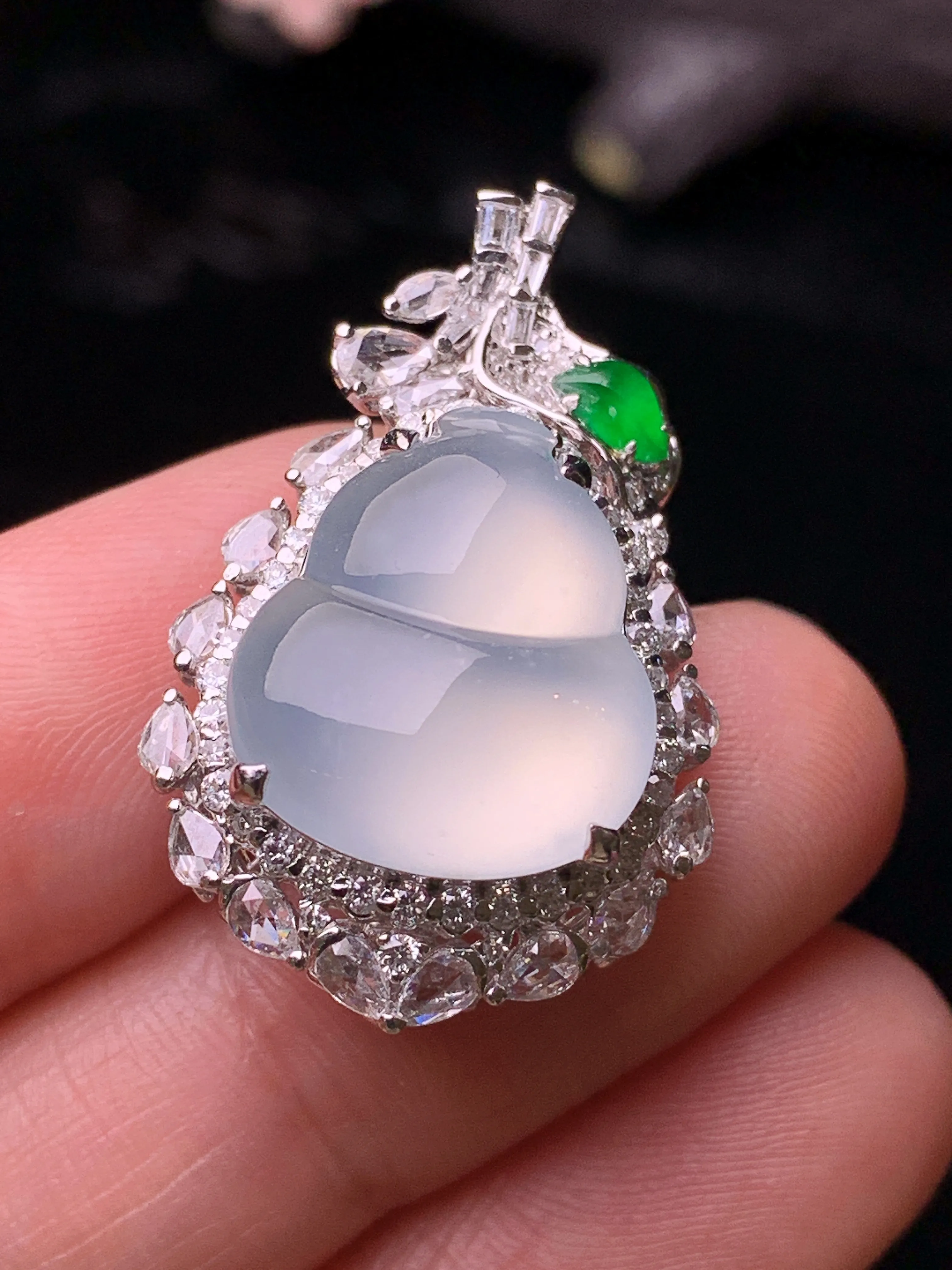 18k金钻镶嵌冰种葫芦吊坠 玉质细腻 色泽清新艳丽 整体尺寸29*18.6*12