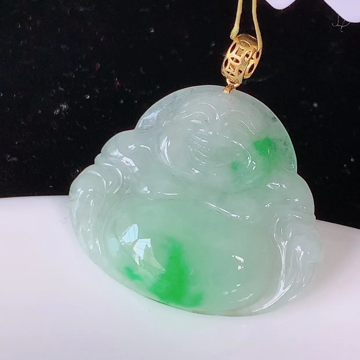 18k金镶嵌冰润飘绿佛公翡翠吊坠，款式新颖时尚，日常百搭的款。清秀高雅，佩戴优雅高贵！#35.28