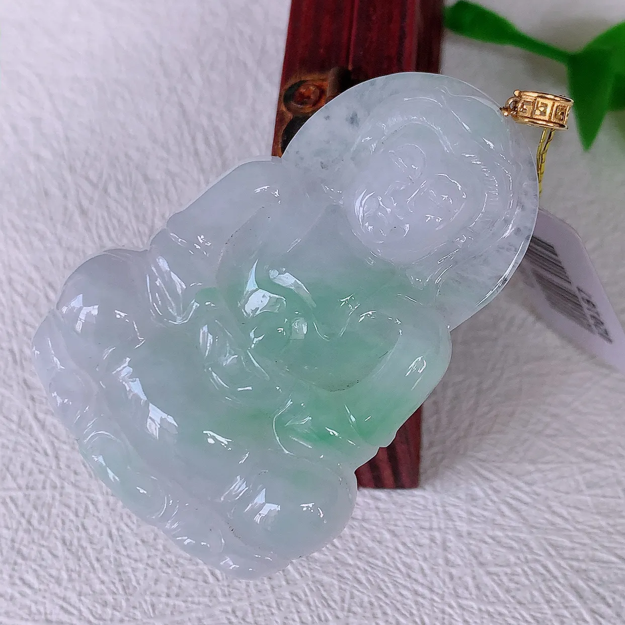 18K金镶嵌冰飘绿翡翠观音菩萨吊坠，赐福翡翠观音，观音面相端庄，品相佳，佩戴气质！#35.28整体57裸石51*35.5*6.5