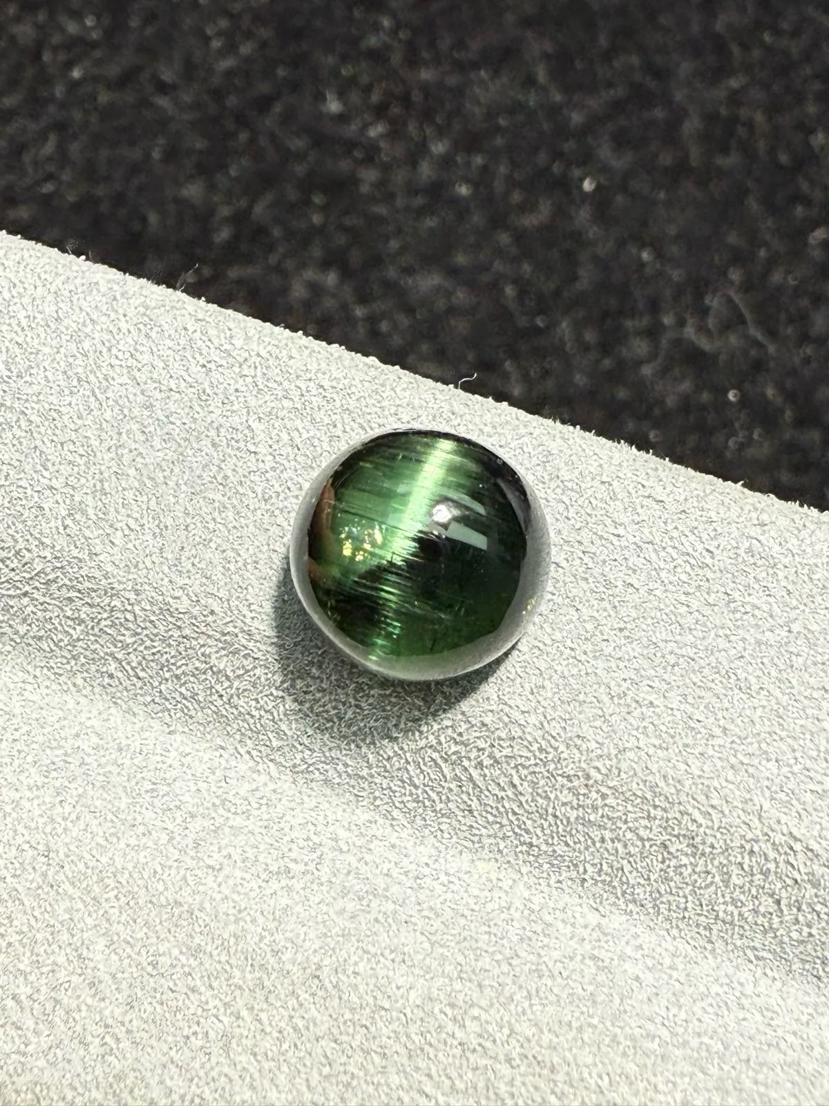 4.94克拉绿碧玺猫眼裸石 猫眼效应犀利 晶体好[强][强] 水头十足 俏色系列可遇不可求 大约规格：8.8*9.2*6.9mm
