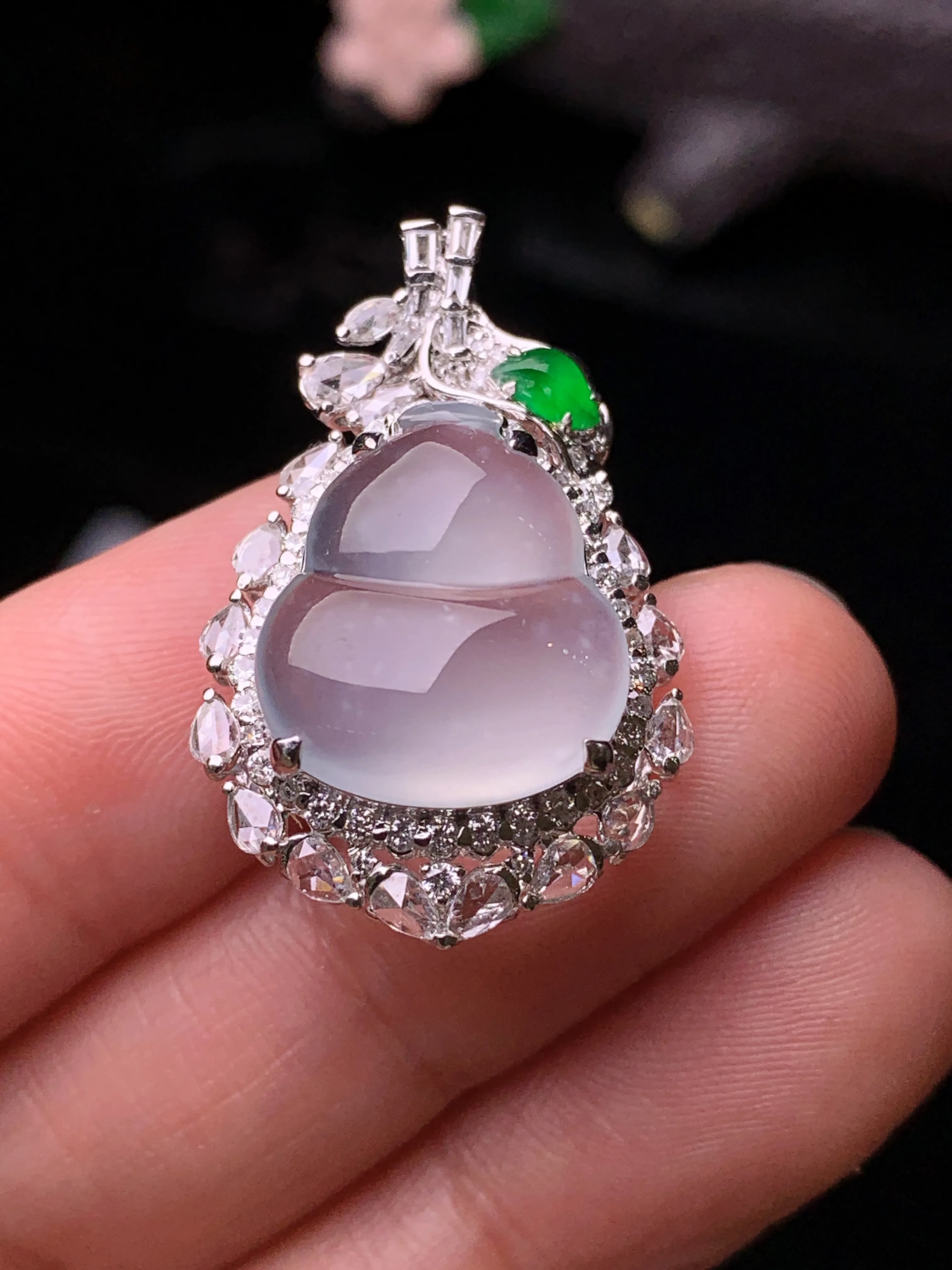 18k金钻镶嵌冰种葫芦吊坠 玉质细腻 色泽清新艳丽 整体尺寸29*18.6*12