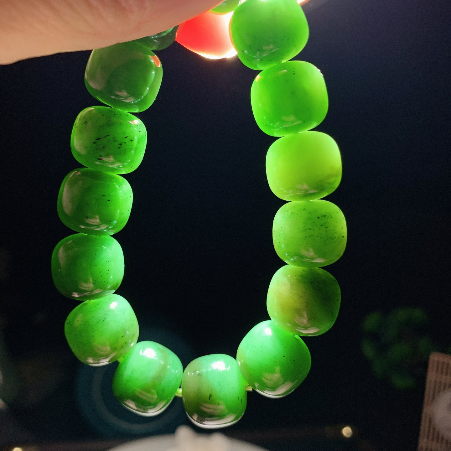 和田玉菠菜绿俄罗斯碧玉老型珠手串。手串。单颗尺寸13./14！玉质细腻油润。手推出油。佩戴高端典雅。lt251227