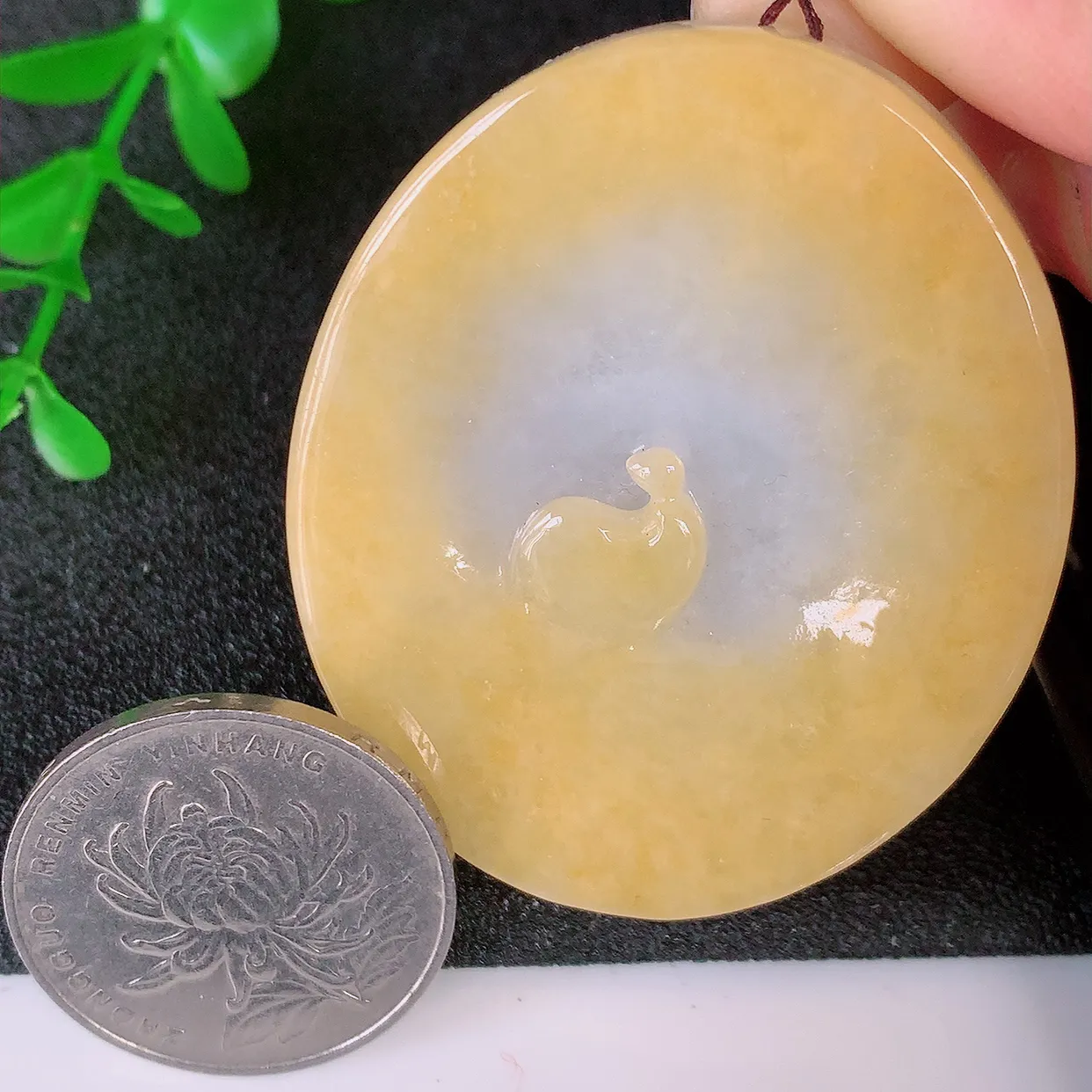 自然光实拍，特色冰润黄翡翡翠悟道吊坠，翡翠悟道寓意“祥和，安宁，吉祥，幸福”，佩戴效果优雅迷人，性价比超高！#60.28