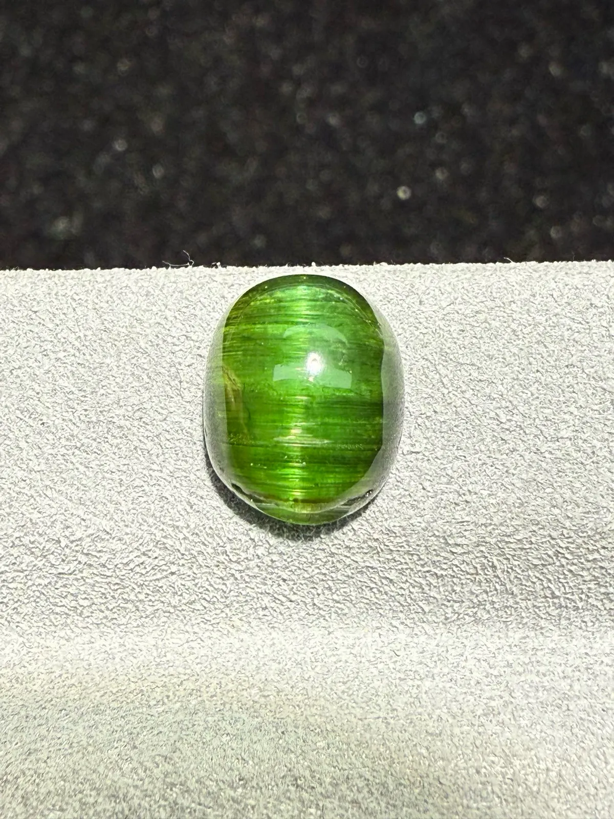 3.635克拉绿碧玺猫眼裸石 猫眼效应犀利 晶体好[强][强] 水头十足 俏色系列可遇不可求 大约规格：10.3*8.3*4.9mm