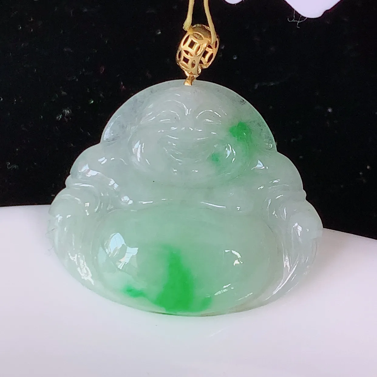 18k金镶嵌冰润飘绿佛公翡翠吊坠，款式新颖时尚，日常百搭的款。清秀高雅，佩戴优雅高贵！#35.28