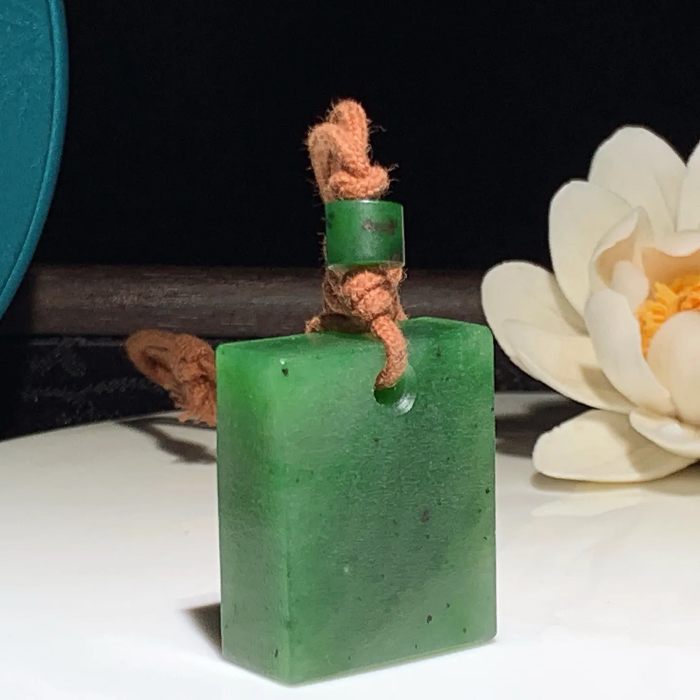 和田玉阳绿红皮料俄罗斯碧玉四方平安无事牌挂件。尺寸32/27/13重32克，玉质细腻油润 底色纯净 