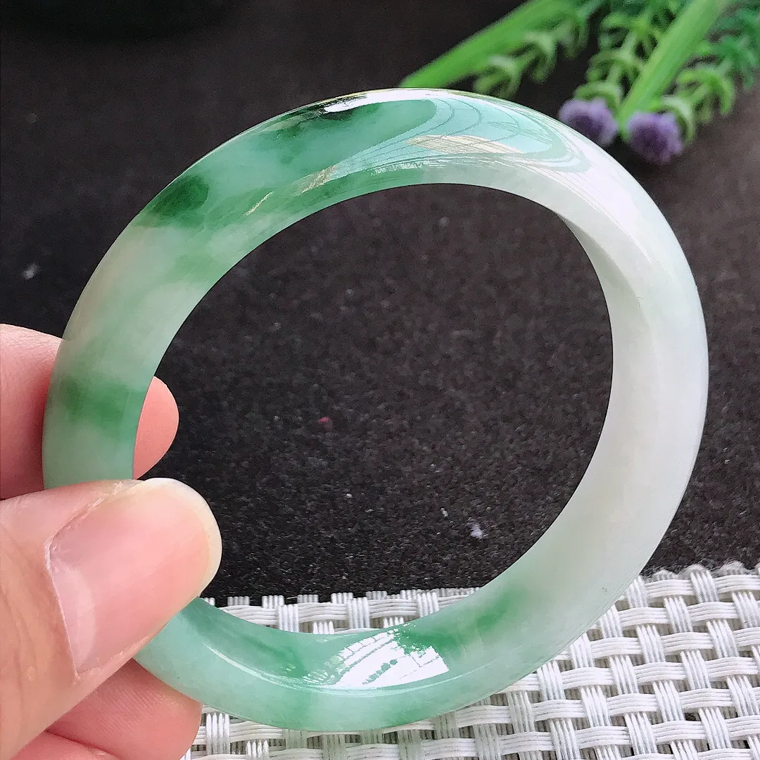 实拍A货翡翠54/12.1/7.9老坑精美温润飘花手镯宽边玉镯手环