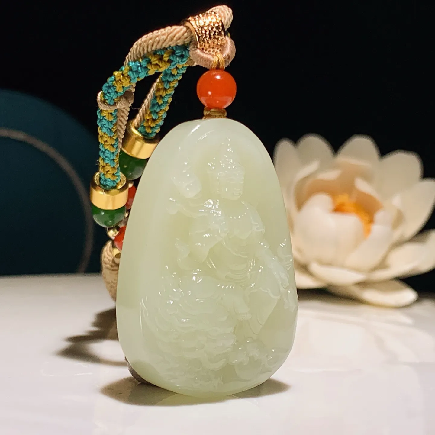 和田玉黄口料文殊菩萨牌子挂件。尺寸43/30/11重36.5克 无裂无杂 玉质细腻油润 底色纯净 脂粉好，品质好。lt251227