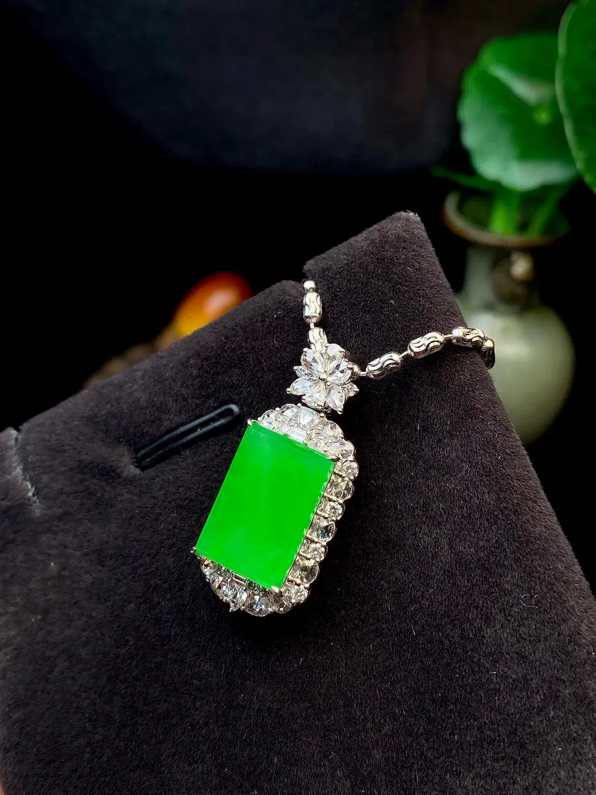 【冰种满绿无事牌】种水上乘，通透闪亮，晶莹剔透。18K金钻镶嵌，裸石尺寸13.8*9.8*2.6毫米。