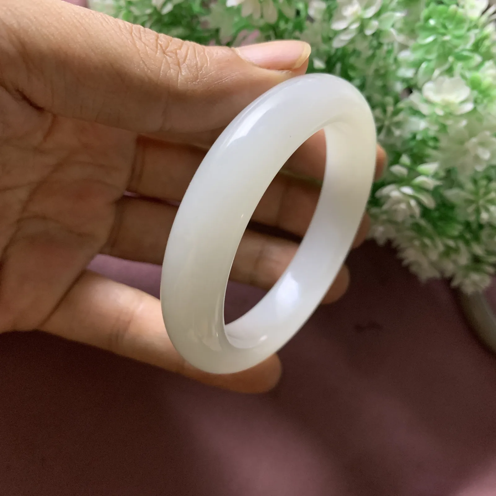 和田玉58圈口羊脂白玉宽条手镯，玉质细腻油润，密度紧凑，琢型圆润，高脂粉，品相大，佩戴端庄典雅，规格58/13左右