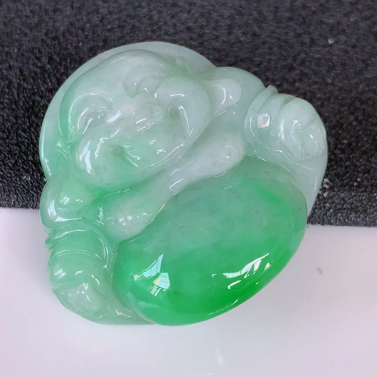 自然光实拍，冰润飘绿翡翠佛公吊坠，开心笑佛，种老水足，颜色漂亮，立体饱满圆润，佩戴效果赞#46.28