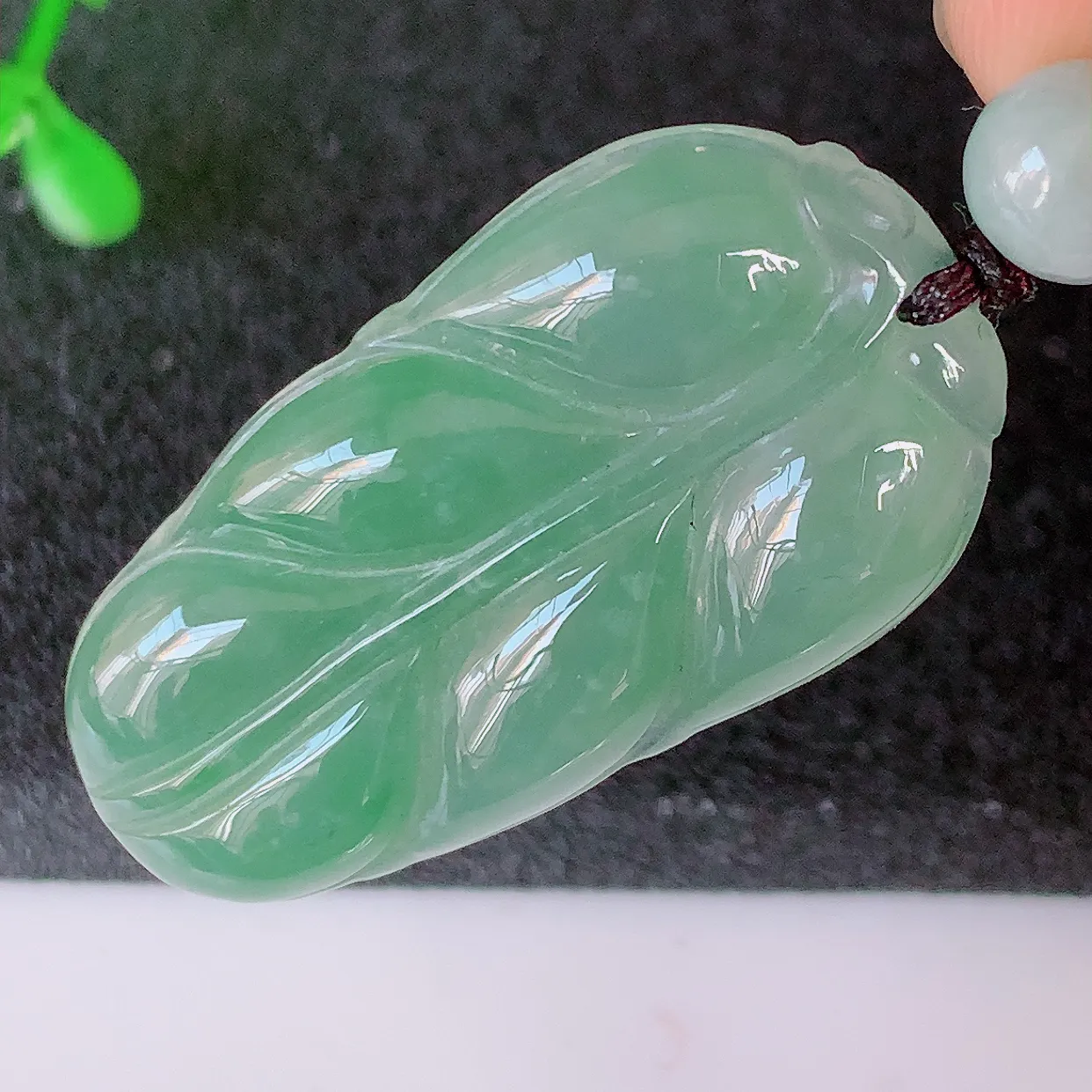 自然光实拍，冰胶水润翡翠叶子吊坠 ，种水足，色泽清新，工艺精湛，叶子寓意美好；金枝玉叶，事业有成。#81.28