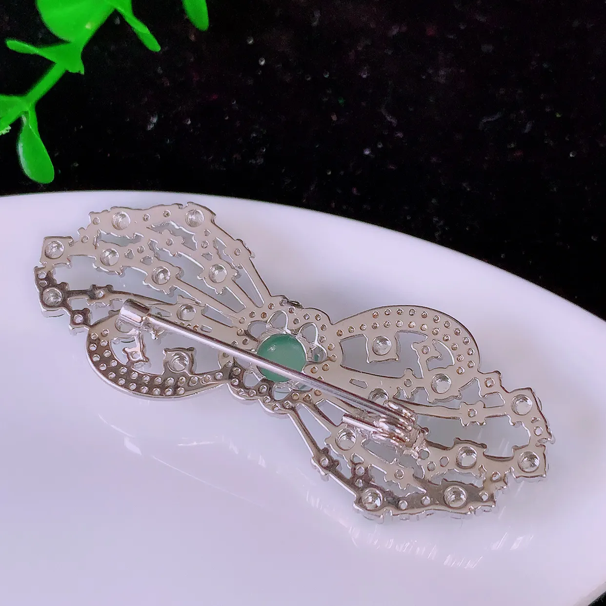 冰透满绿翡翠925银镶嵌胸针，自然光实拍，翠色灵动，颜色漂亮，种老水足，品相佳，佩戴佳品！#97.28整体52.5*19.5*10取一裸石6*6