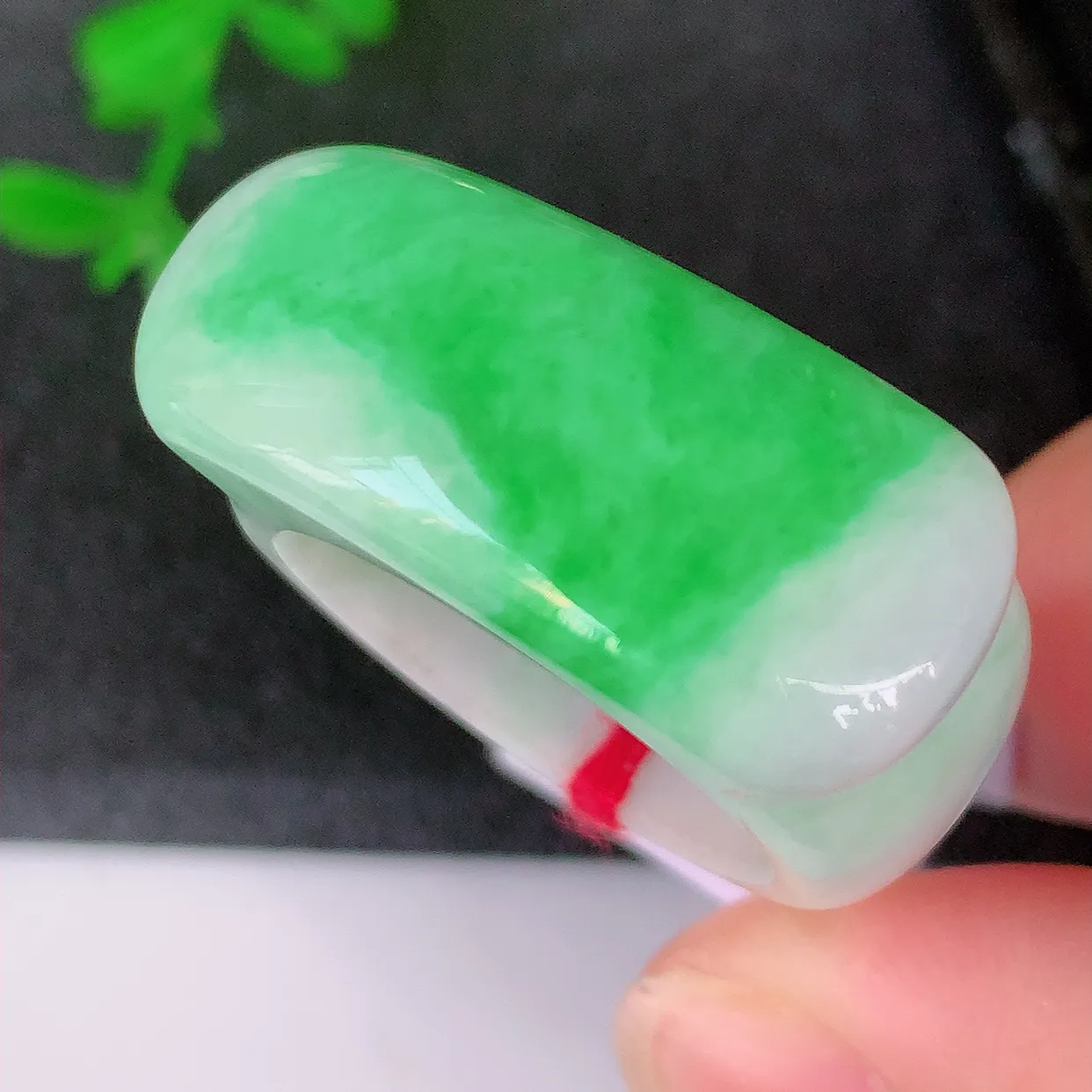 自然光实拍，19.6mm内径飘绿翡翠扳指，冰润指环，玉扳指，戒指，财源滚滚，玉质细腻起胶，23圈口，种水好！#39.28尺寸19.6*12.8*5.6