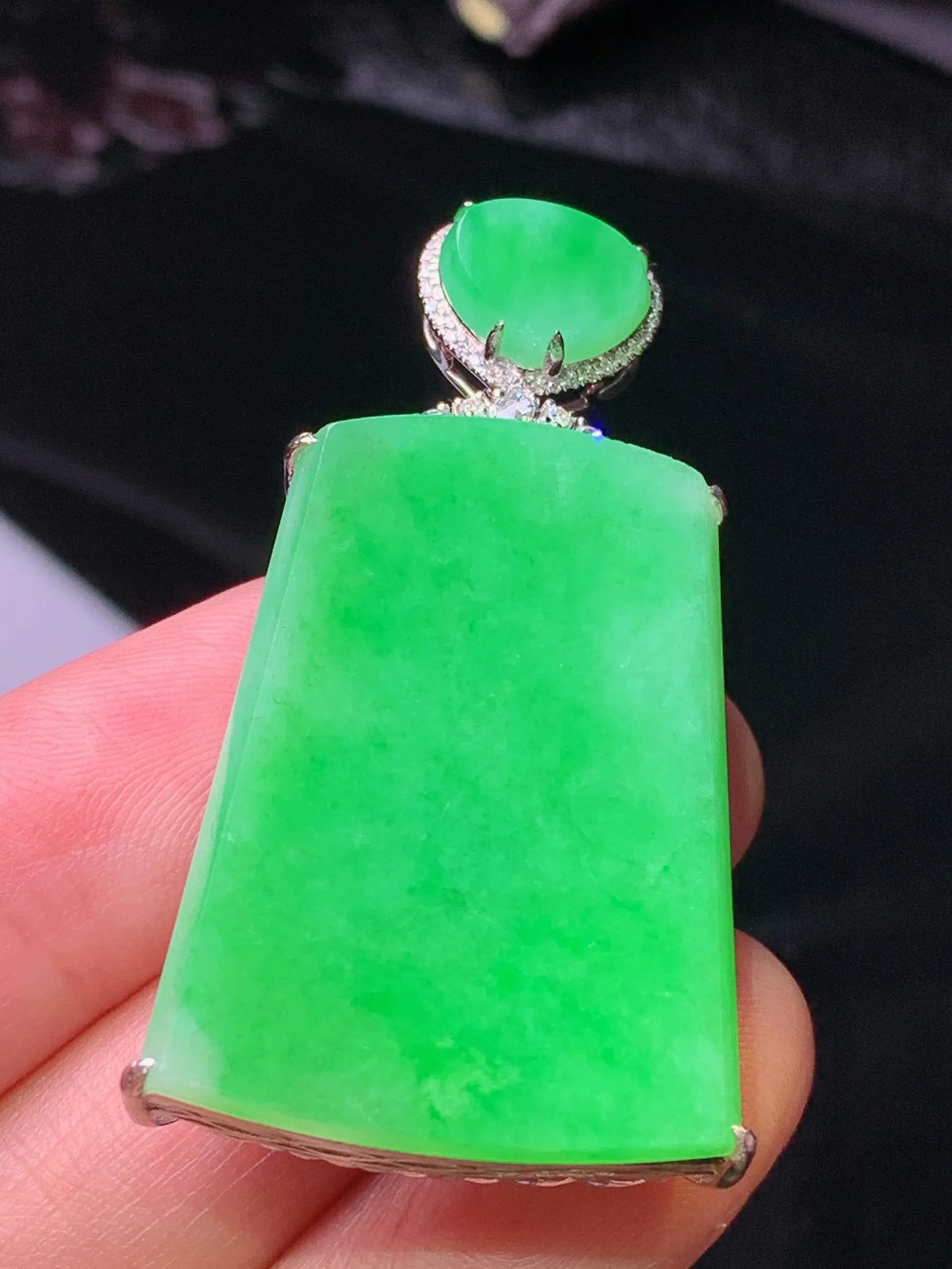 18k金钻镶嵌翠绿无事牌吊坠 玉质细腻 色泽清新艳丽 整体尺寸46.5*23*9.5