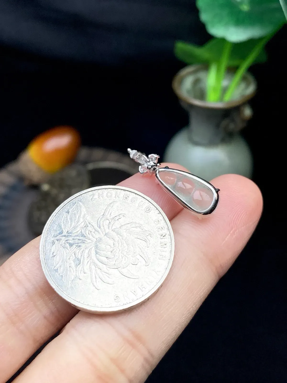 【冰种飘花福豆吊坠】小滴流，种地上乘，冰感十足，通透起光，饱满圆润，收藏品质，18k金钻镶嵌，裸石尺寸15.1*6.9*3.8毫米