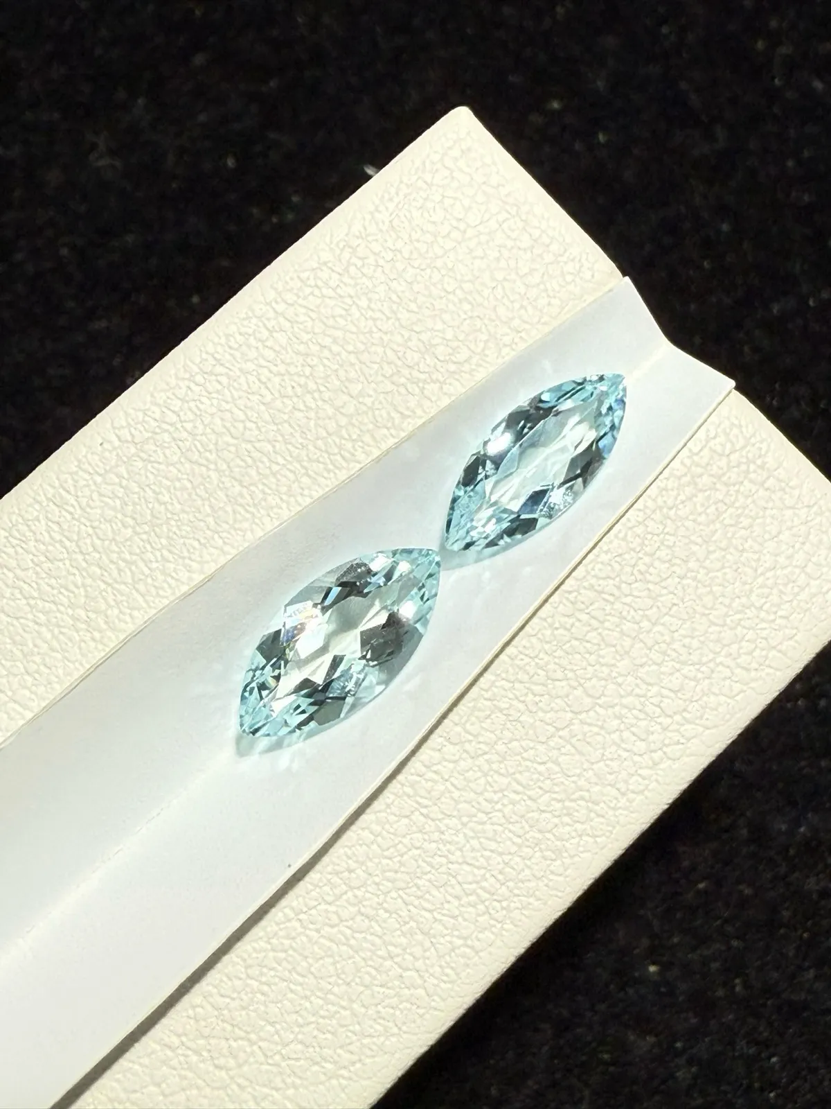 2.525克拉天然马眼海蓝宝戒面裸石，颜色超美，火彩超好，尺寸：11.9*5.8*3.9mm