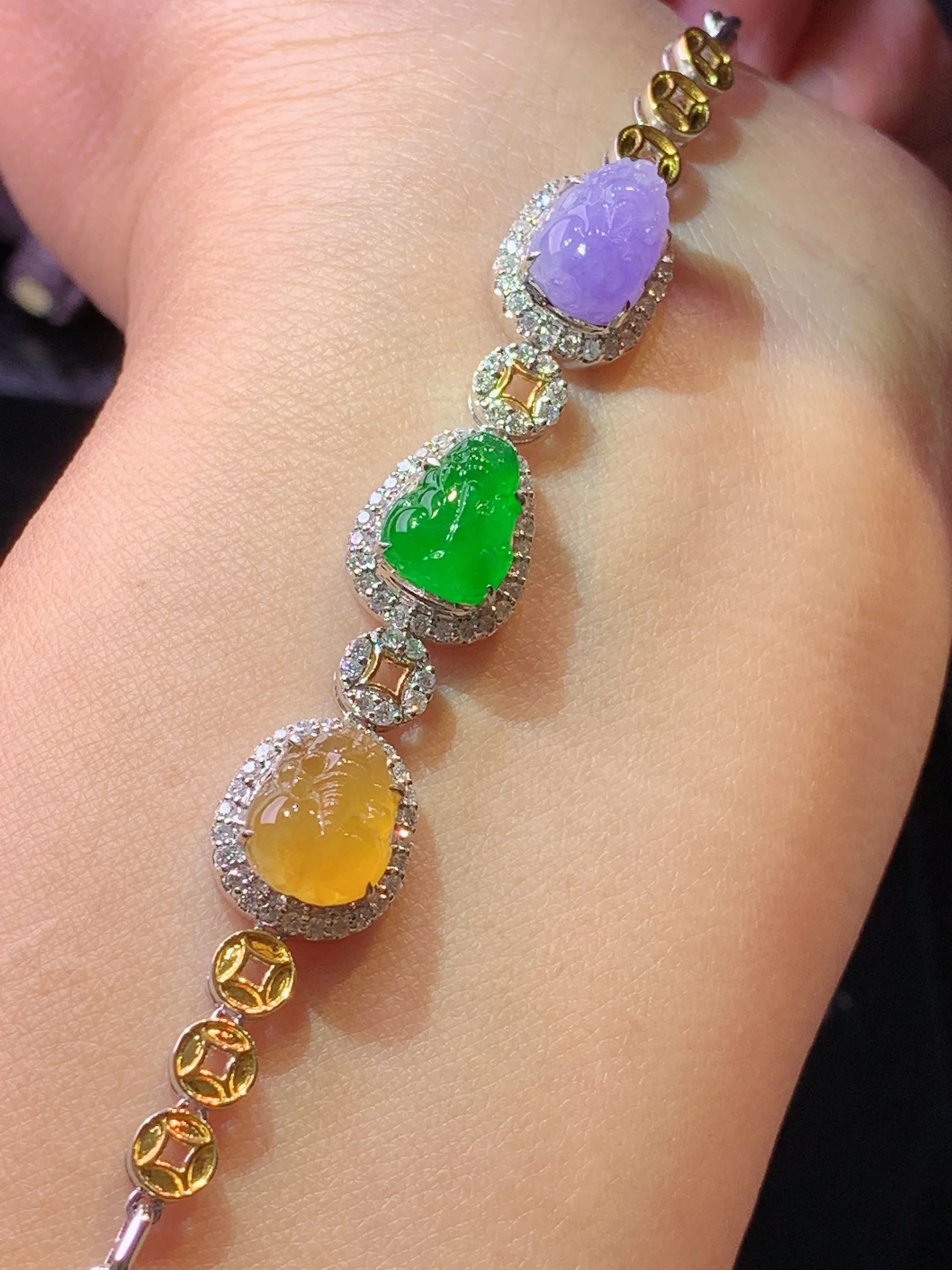 18k金钻镶嵌三彩貔貅手链 玉质细腻 色泽清新艳丽 整体尺寸50.8*10.3*7.2