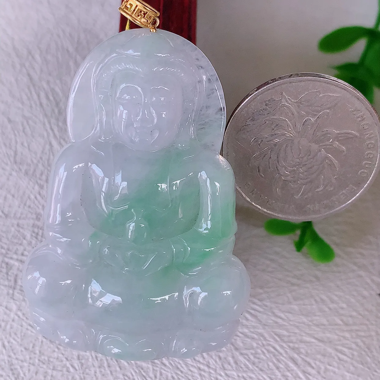 18K金镶嵌冰飘绿翡翠观音菩萨吊坠，赐福翡翠观音，观音面相端庄，品相佳，佩戴气质！#35.28整体57裸石51*35.5*6.5