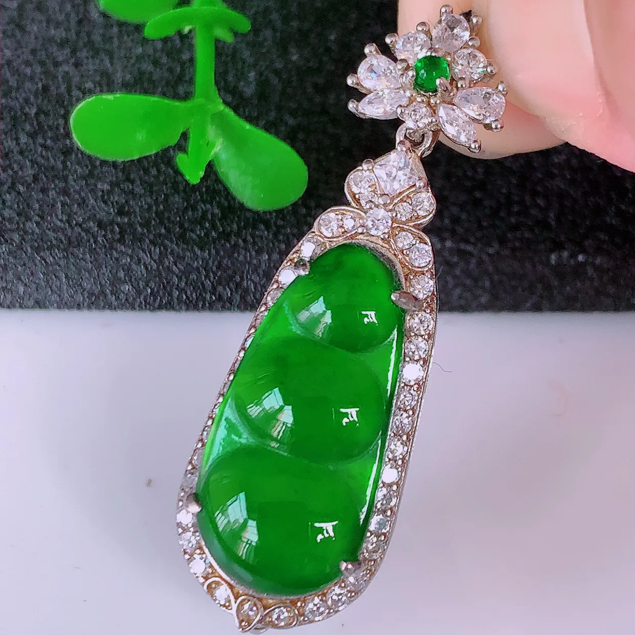 冰透满绿翡翠925银镶嵌四季豆吊坠，自然光实拍，翠色灵动，颜色漂亮，种老水足，品相佳，佩戴佳品！#9