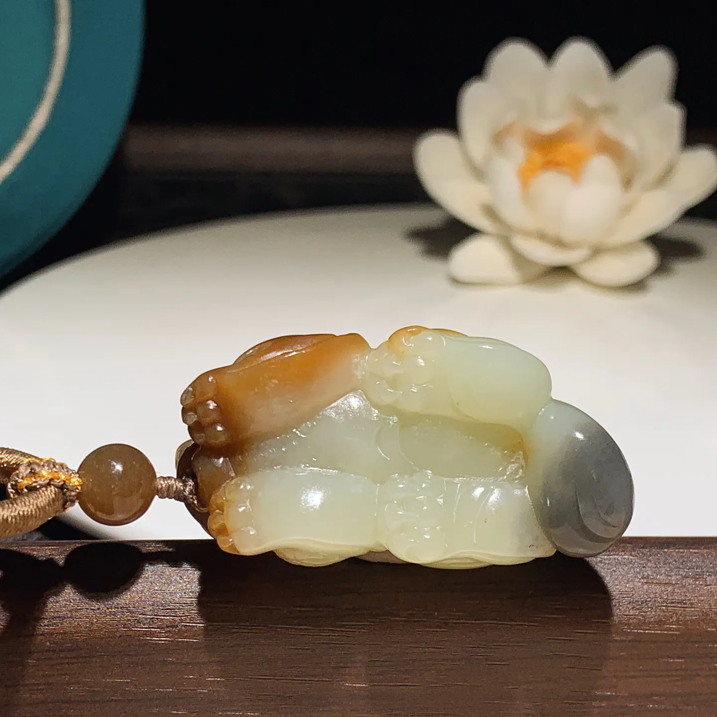 新疆和田玉且末糖招财进宝貔貅挂件。尺寸47/24/19重34克，玉质细腻油润 底色纯净 脂粉好，品质好！lt251227