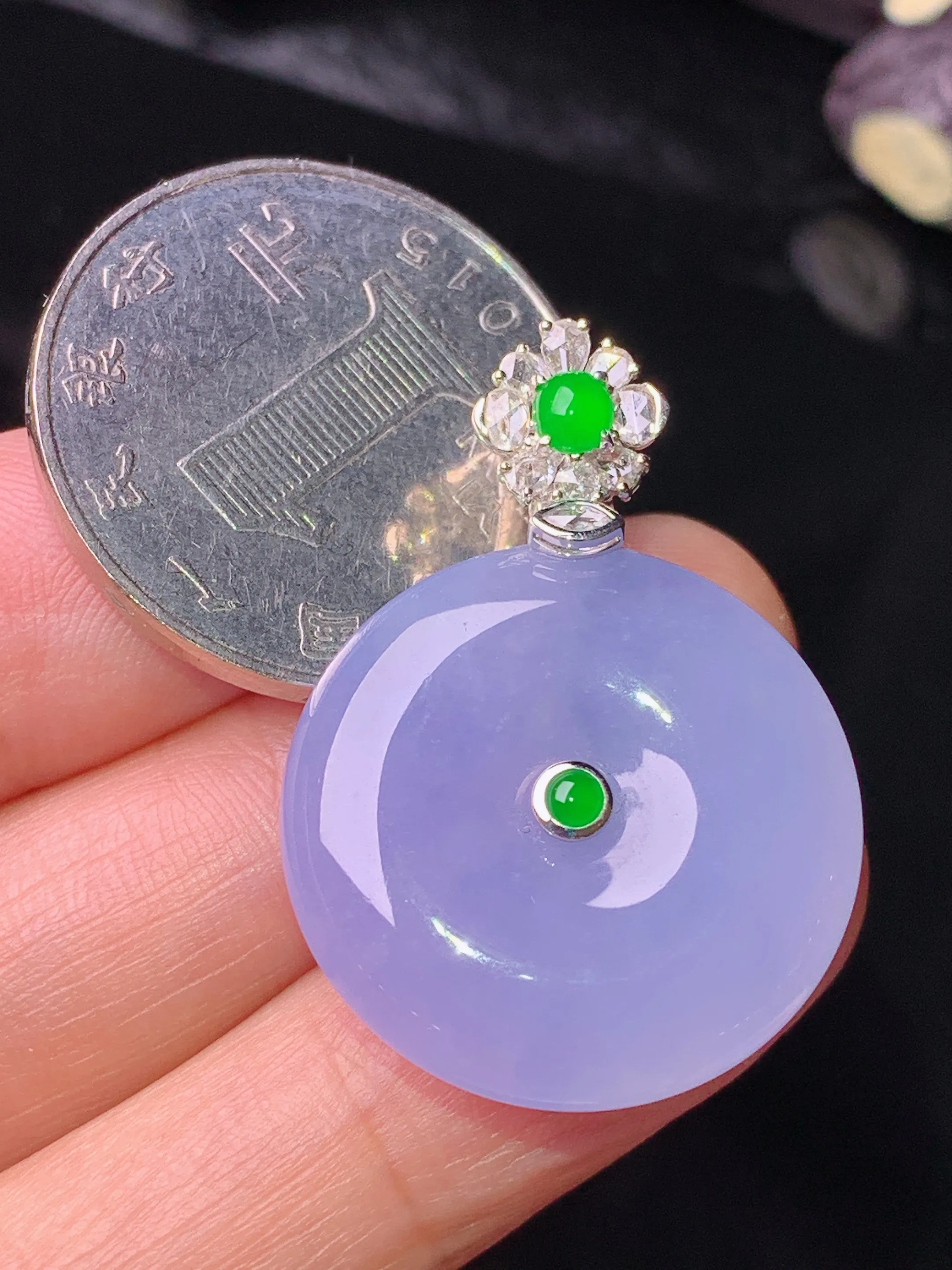 18k金钻镶嵌紫罗兰平安扣吊坠 玉质细腻 色泽清新艳丽 整体尺寸32*22.8*6