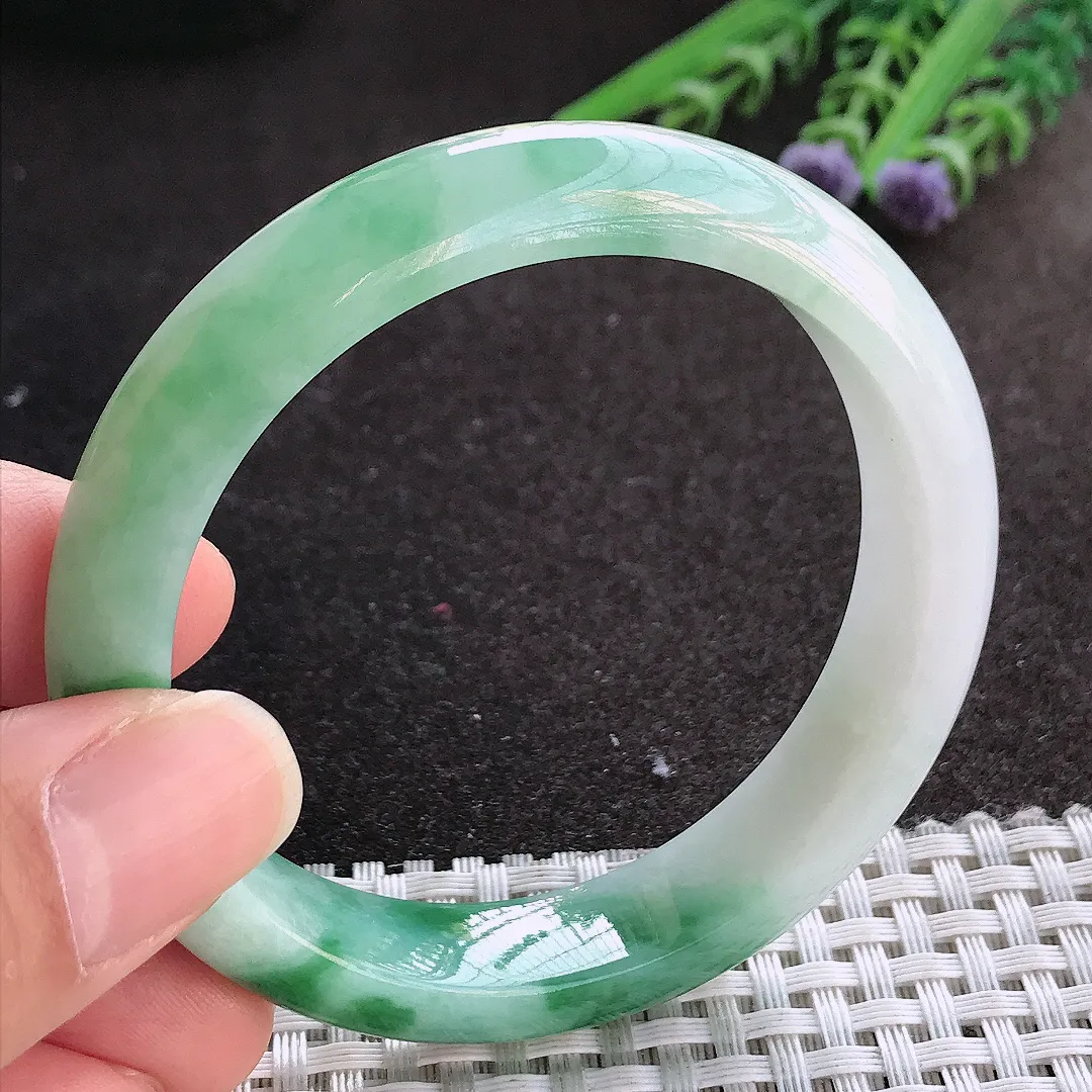 实拍A货翡翠54/12.1/7.9老坑精美温润飘花手镯宽边玉镯手环