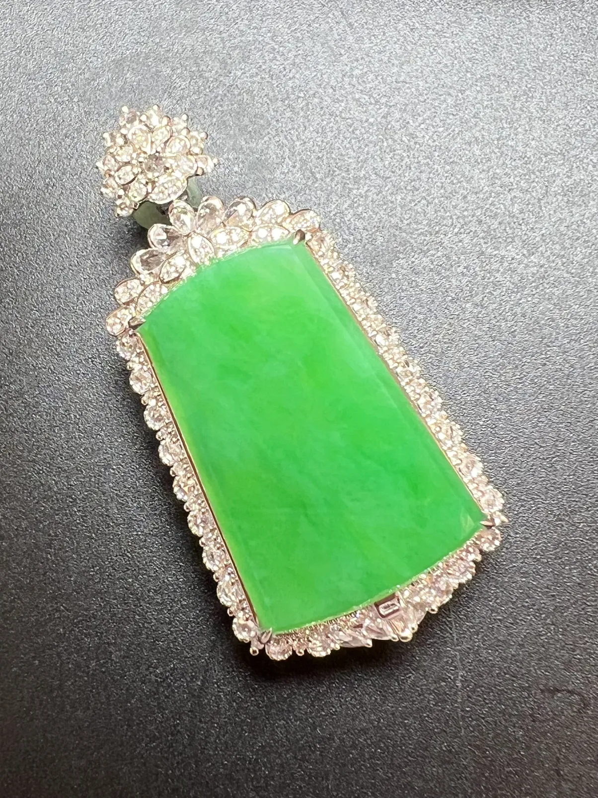 满绿无事牌整体尺寸48.9*24.3*12.1 裸石尺寸29.5*19.3*2.2