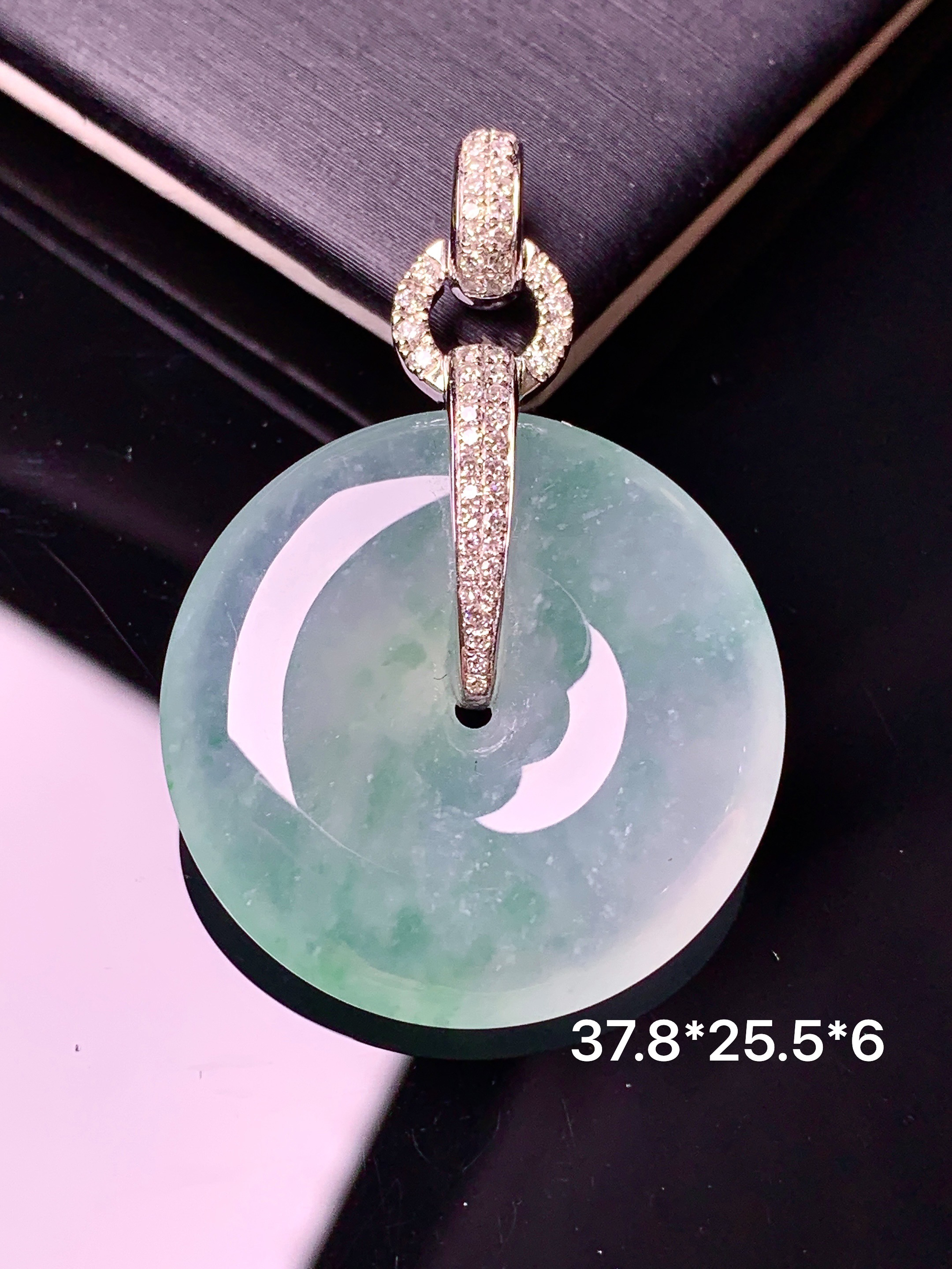 18k金钻镶嵌冰种飘绿平安扣吊坠 玉质细腻 色泽清新艳丽 整体尺寸37.8*25.5*6