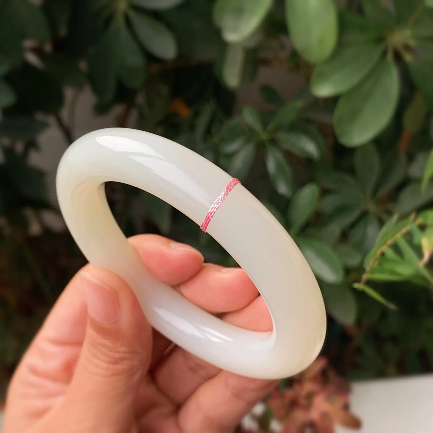 55圈口 新疆和田玉白玉羊脂白圆条手镯。55圈口条宽12厚12重68.5克 玉质细腻油润。手推出油。佩戴高端典雅。lt251229