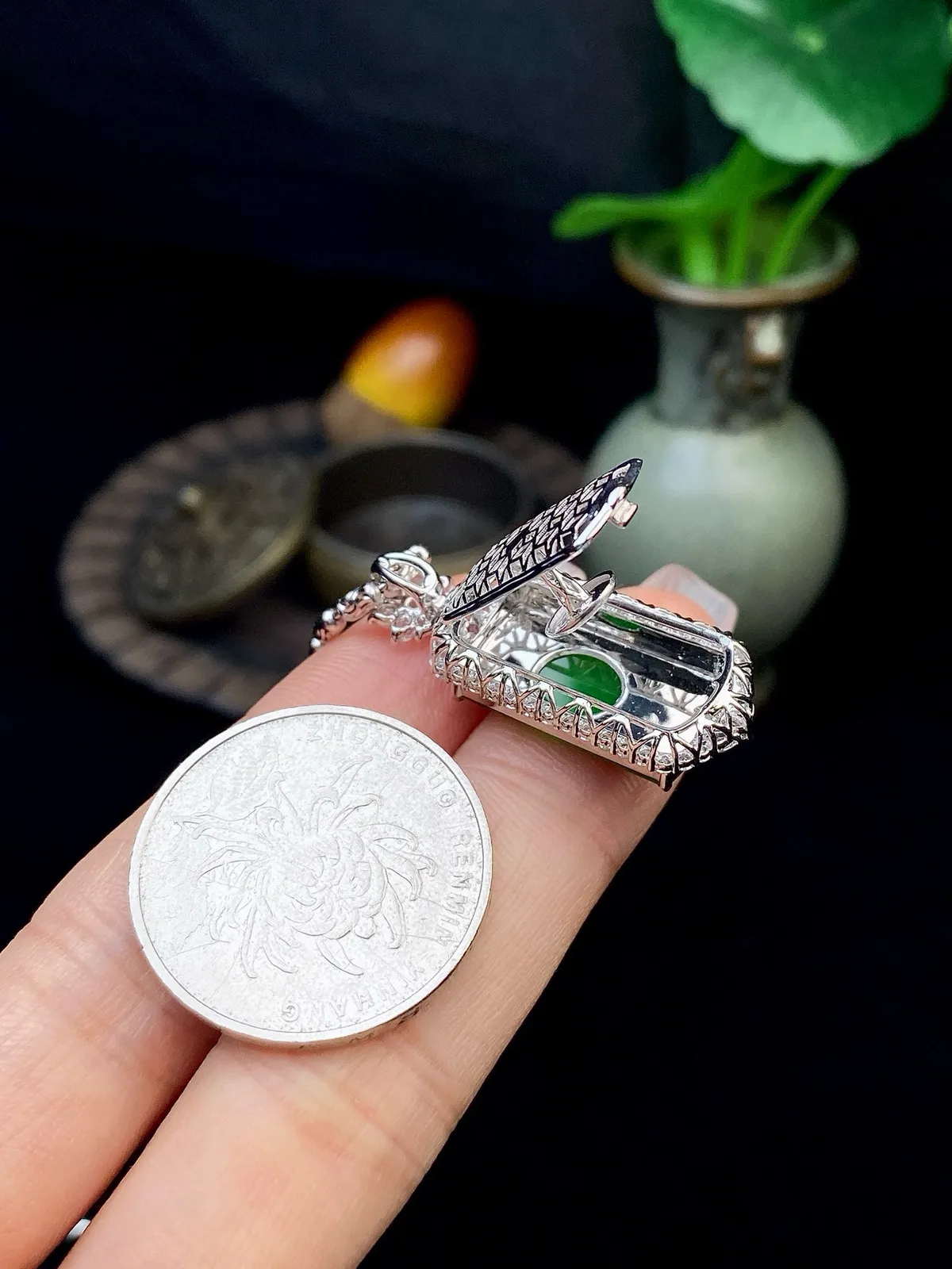 【冰种满绿无事牌】种水上乘，通透闪亮，晶莹剔透。18K金钻镶嵌，裸石尺寸18.5*10*2.6毫米。