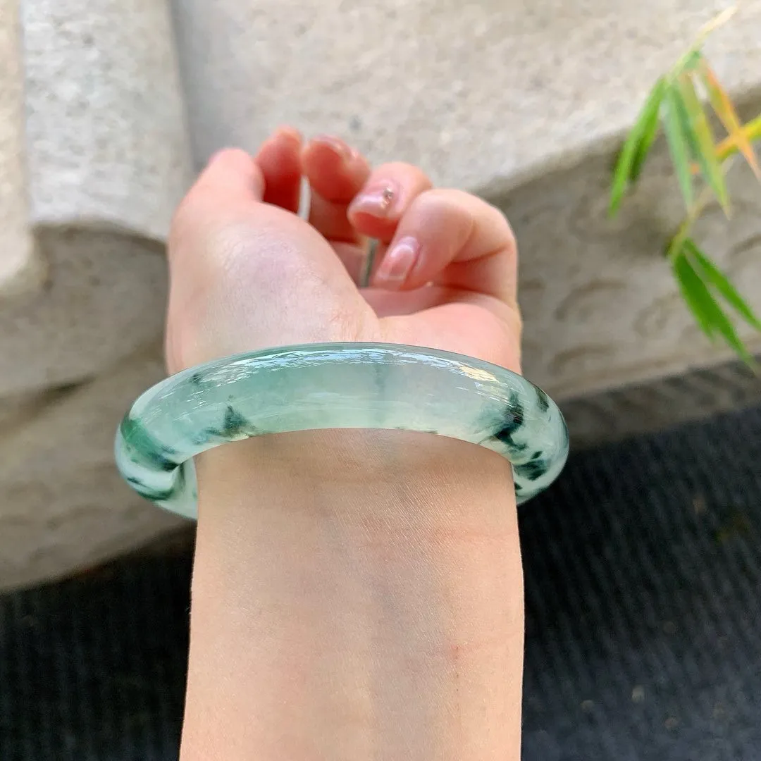 正圈56 57
【圈口】57.5/11.5/9.7
【描述】冰飘花，清透，水润，种老，细腻，打灯有絮线！