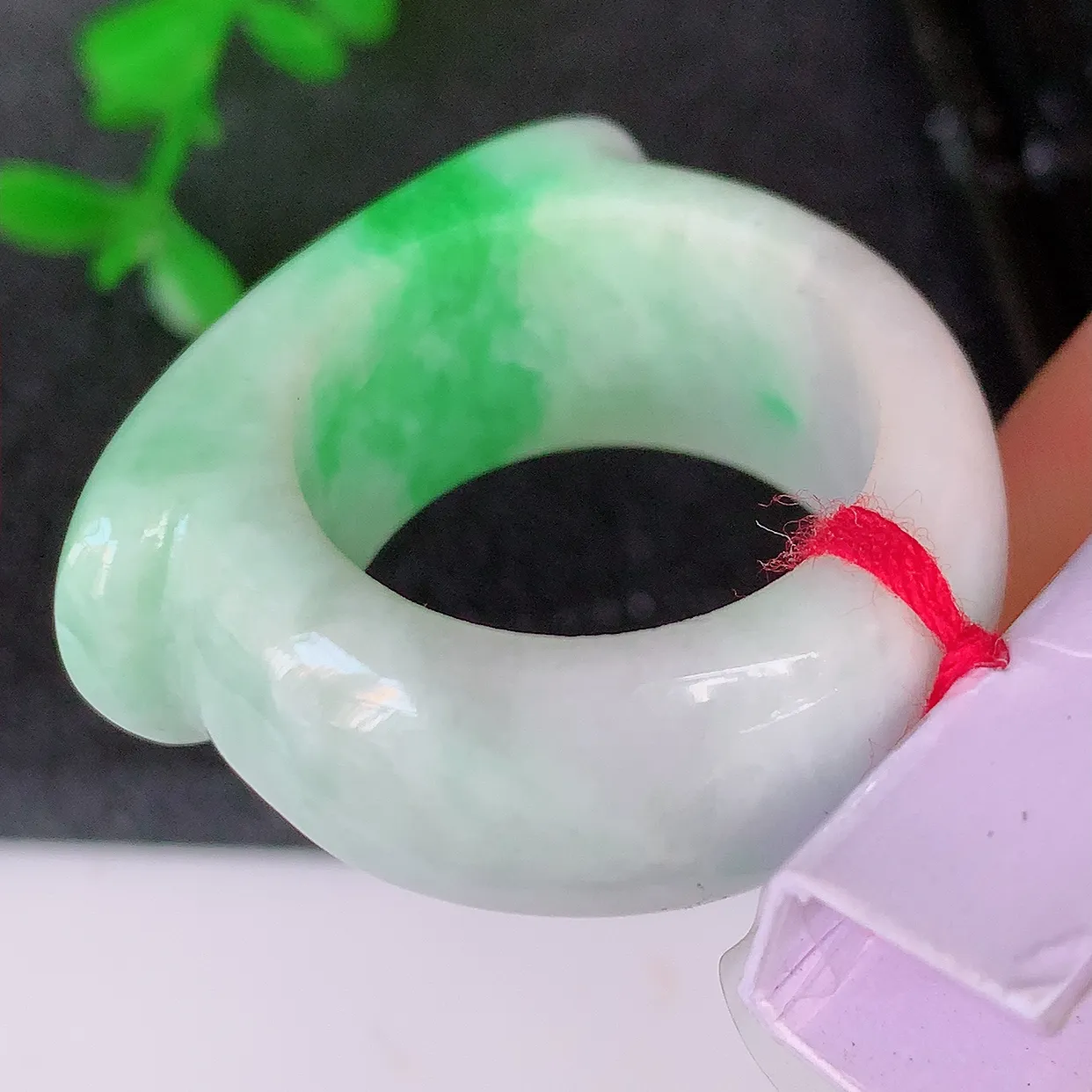 自然光实拍，19.6mm内径飘绿翡翠扳指，冰润指环，玉扳指，戒指，财源滚滚，玉质细腻起胶，23圈口，种水好！#39.28尺寸19.6*12.8*5.6