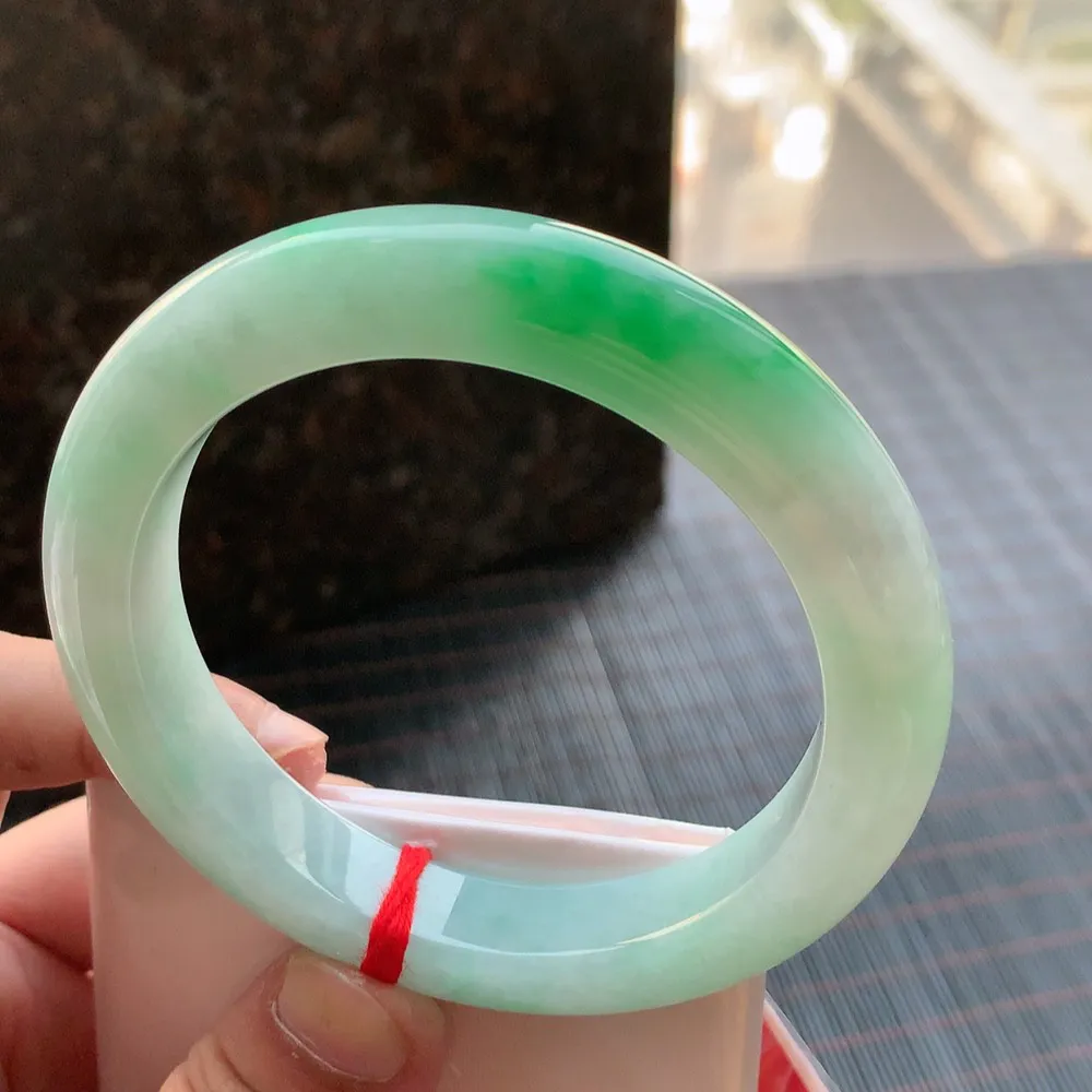 正圈冰糯阳绿 无瑕 尺寸:63.1/12.4/10.4 大圈口