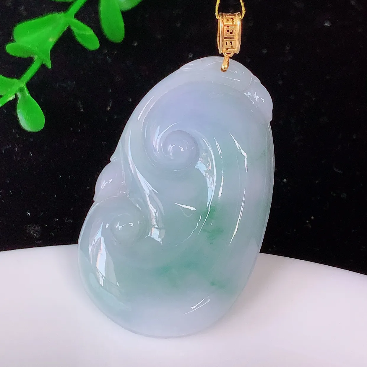 18k金镶嵌冰润紫罗兰飘花翡翠如意吊坠，款式新颖时尚，日常百搭的款。清秀高雅，佩戴优雅高贵！#35.28整体45.5裸石尺寸39.5*24.5*5.6