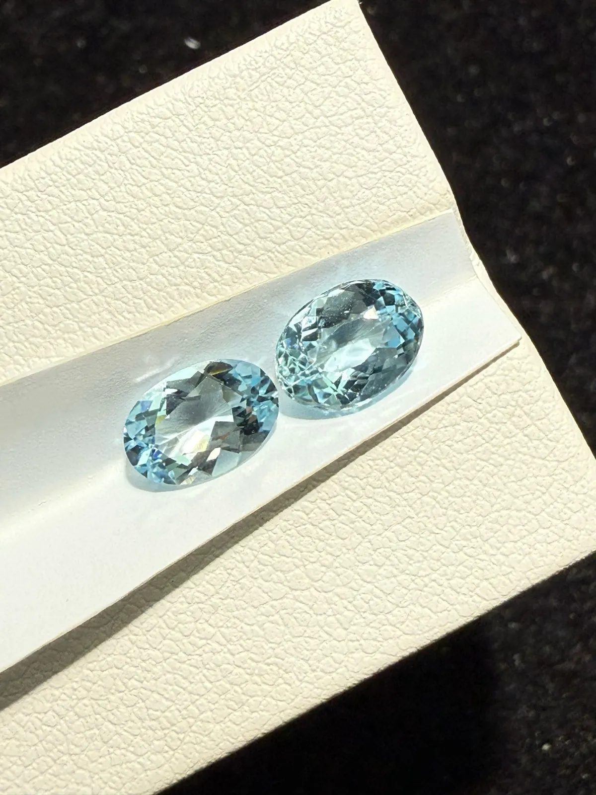 1.895克拉天然椭圆海蓝宝戒面裸石，耳钉料，颜色超美，火彩超好，尺寸：7.8*5.6*4mm