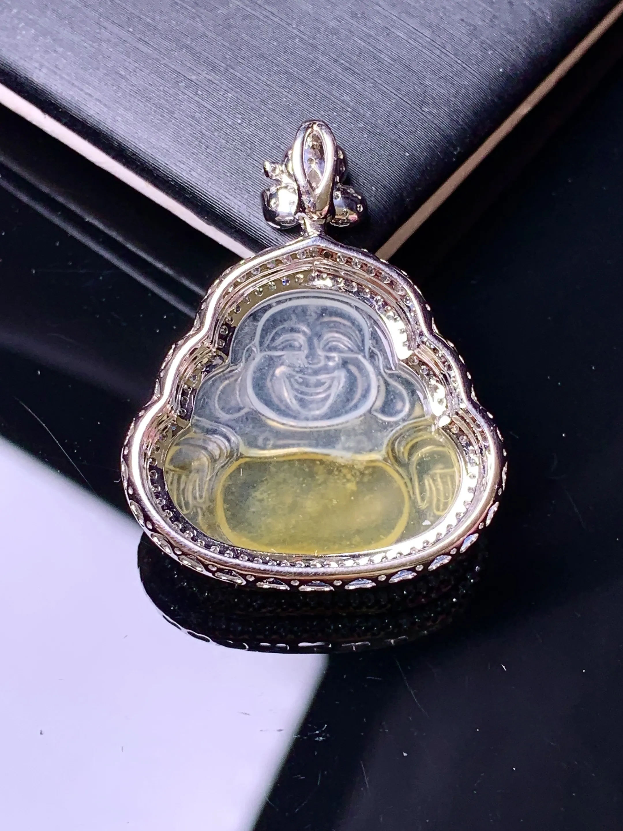 18k金钻镶嵌冰种飘黄翡佛公吊坠 玉质细腻 色泽清新艳丽 整体尺寸31*24*7